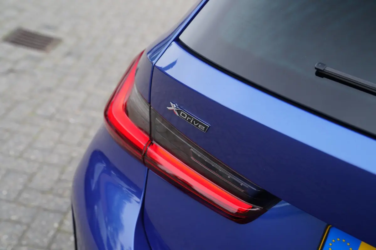 330e xDrive M-pakket | Panorama | HuD | Sfeerverlichting | BMW LED | Camera | Portimao blau metallic |