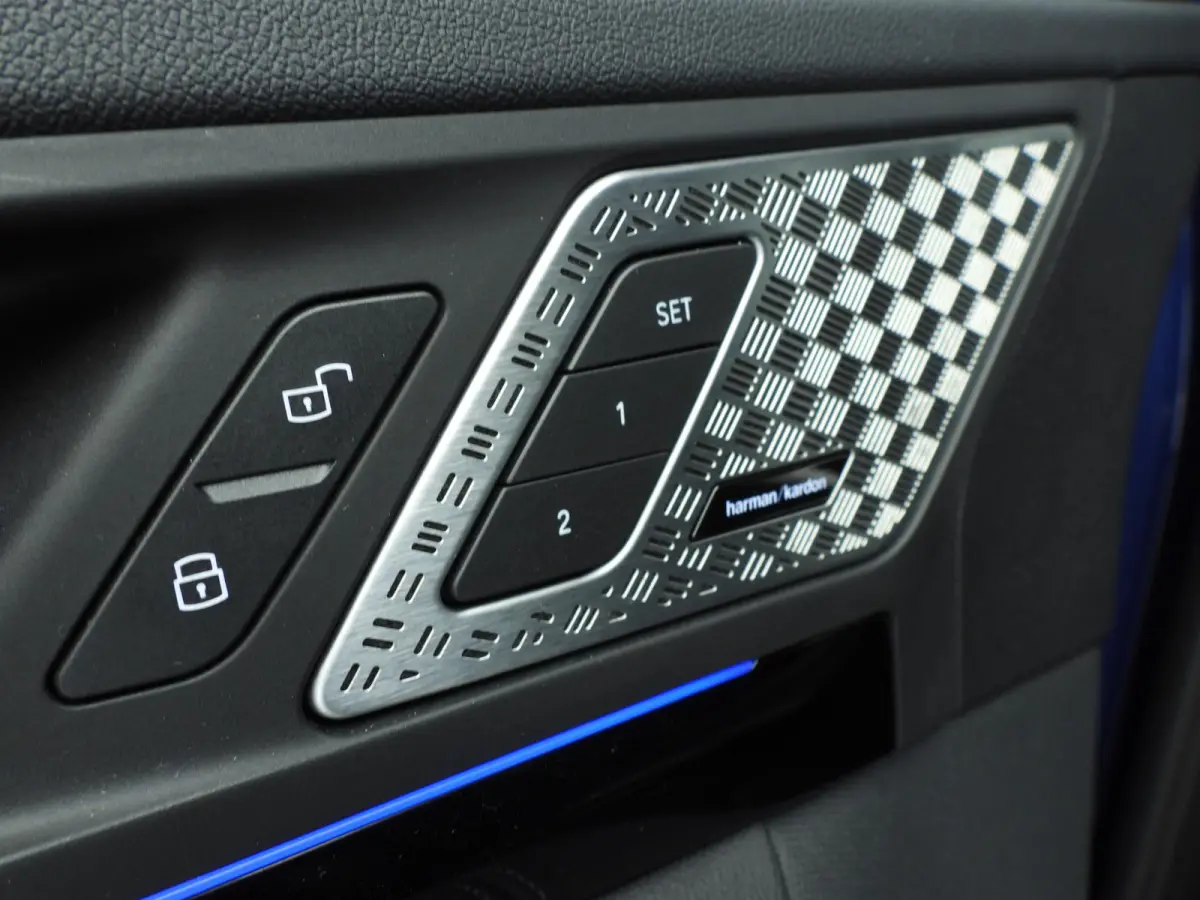 225e xDrive | LED | Navigatie | Trekhaak | Chrome line | Sportstoelen | DAB | Harman-kardon sound | Alu 17 inch