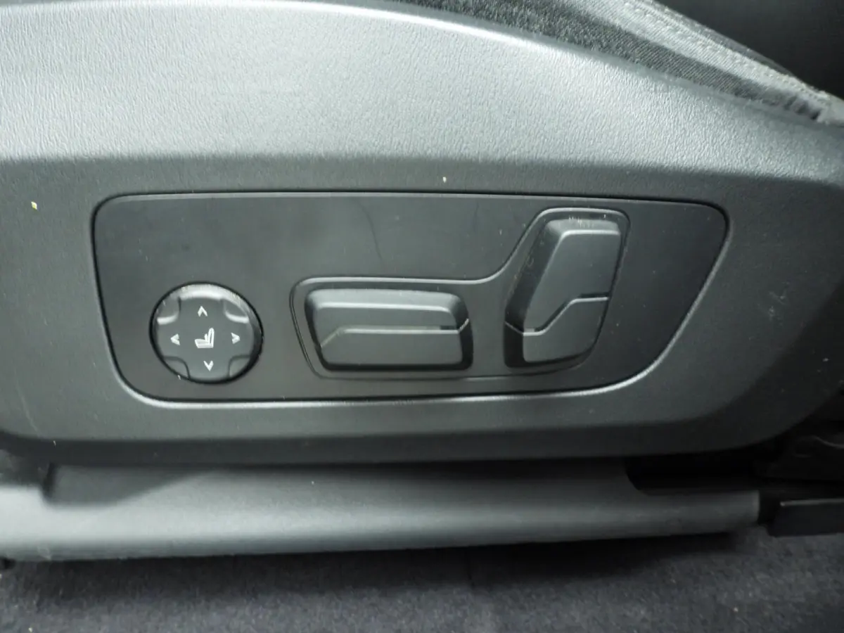225e xDrive | LED | Navigatie | Trekhaak | Chrome line | Sportstoelen | DAB | Harman-kardon sound | Alu 17 inch