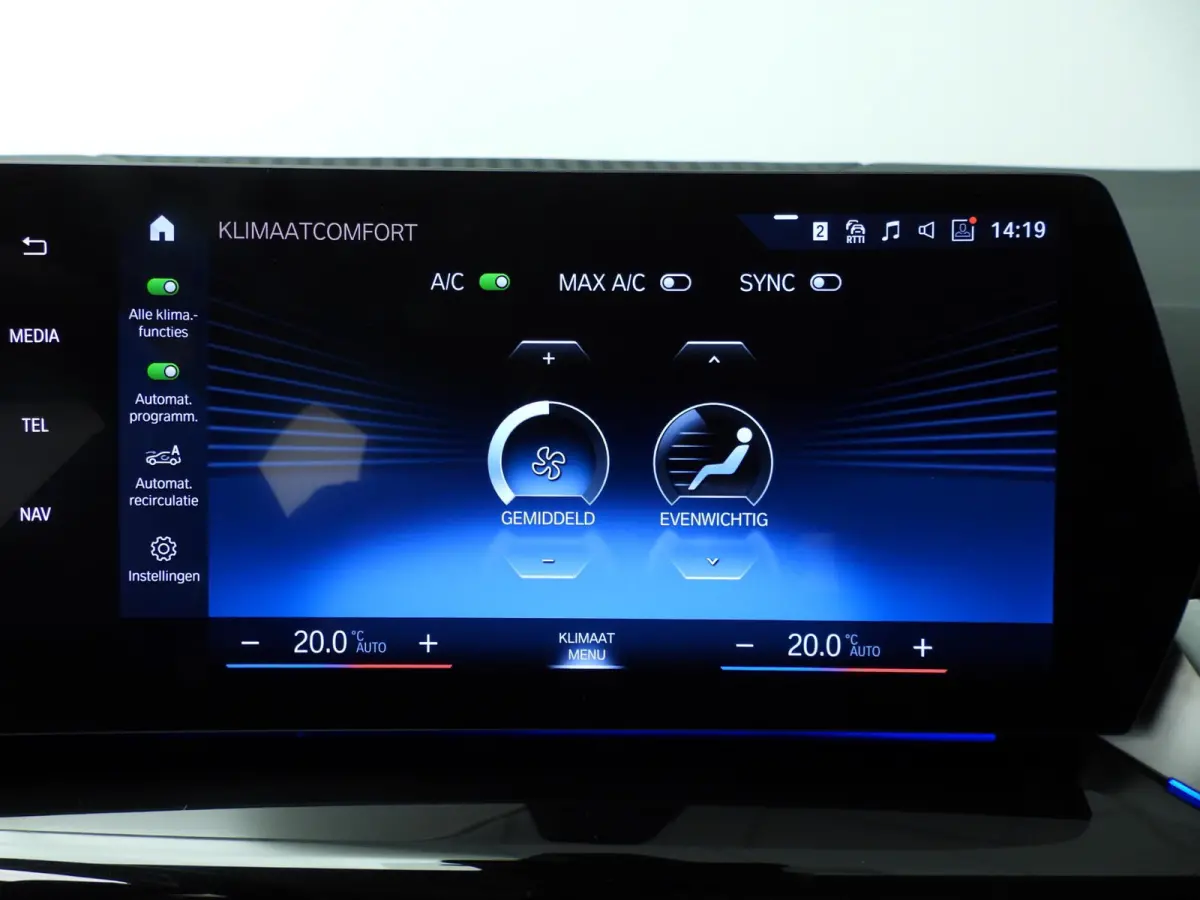 225e xDrive | LED | Navigatie | Trekhaak | Chrome line | Sportstoelen | DAB | Harman-kardon sound | Alu 17 inch