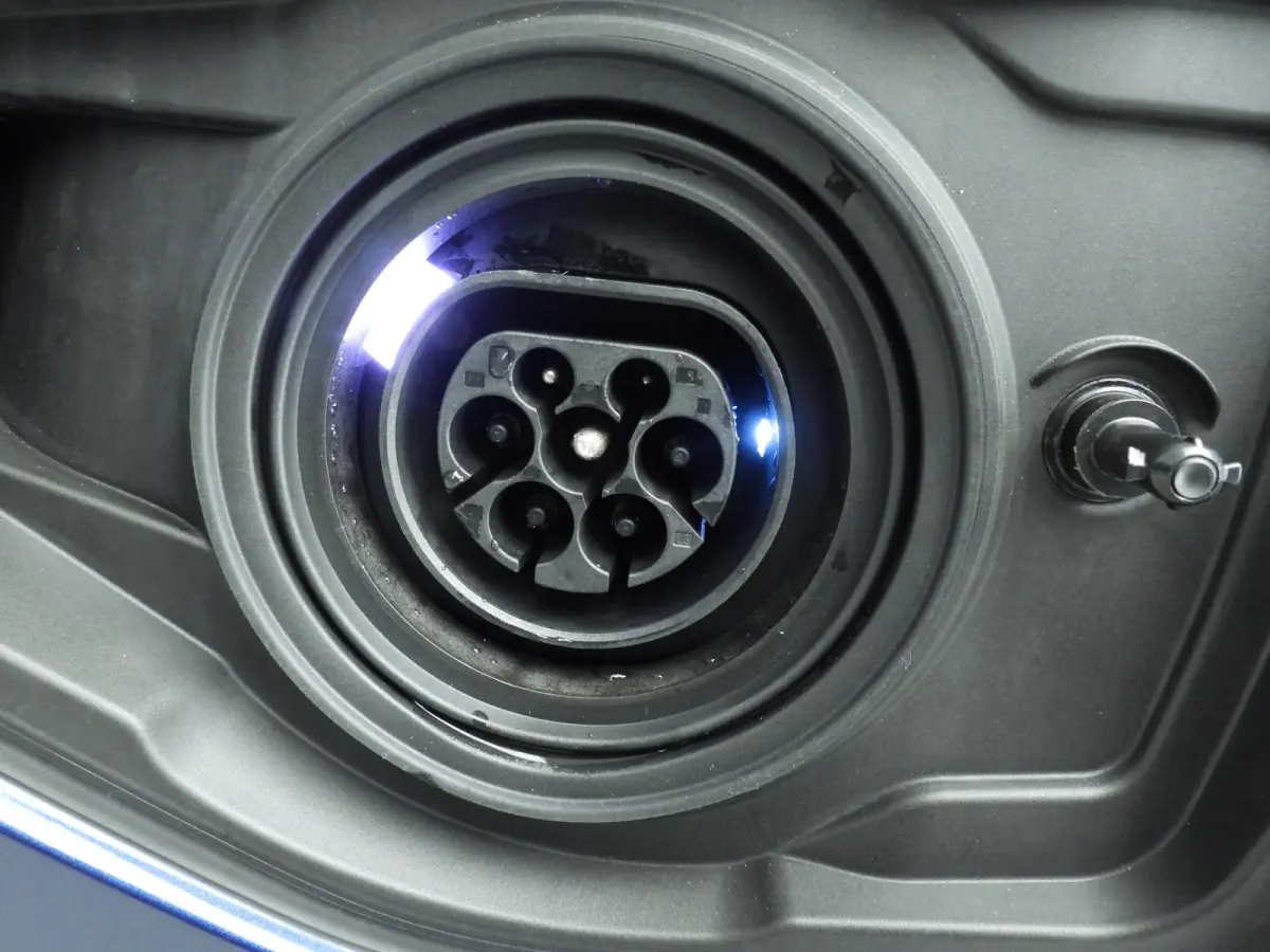 225e xDrive | LED | Navigatie | Trekhaak | Chrome line | Sportstoelen | DAB | Harman-kardon sound | Alu 17 inch