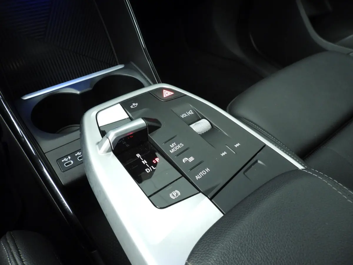 225e xDrive | LED | Navigatie | Trekhaak | Chrome line | Sportstoelen | DAB | Harman-kardon sound | Alu 17 inch