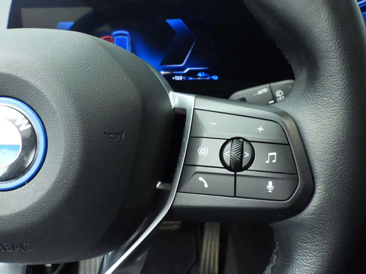 225e xDrive | LED | Navigatie | Trekhaak | Chrome line | Sportstoelen | DAB | Harman-kardon sound | Alu 17 inch