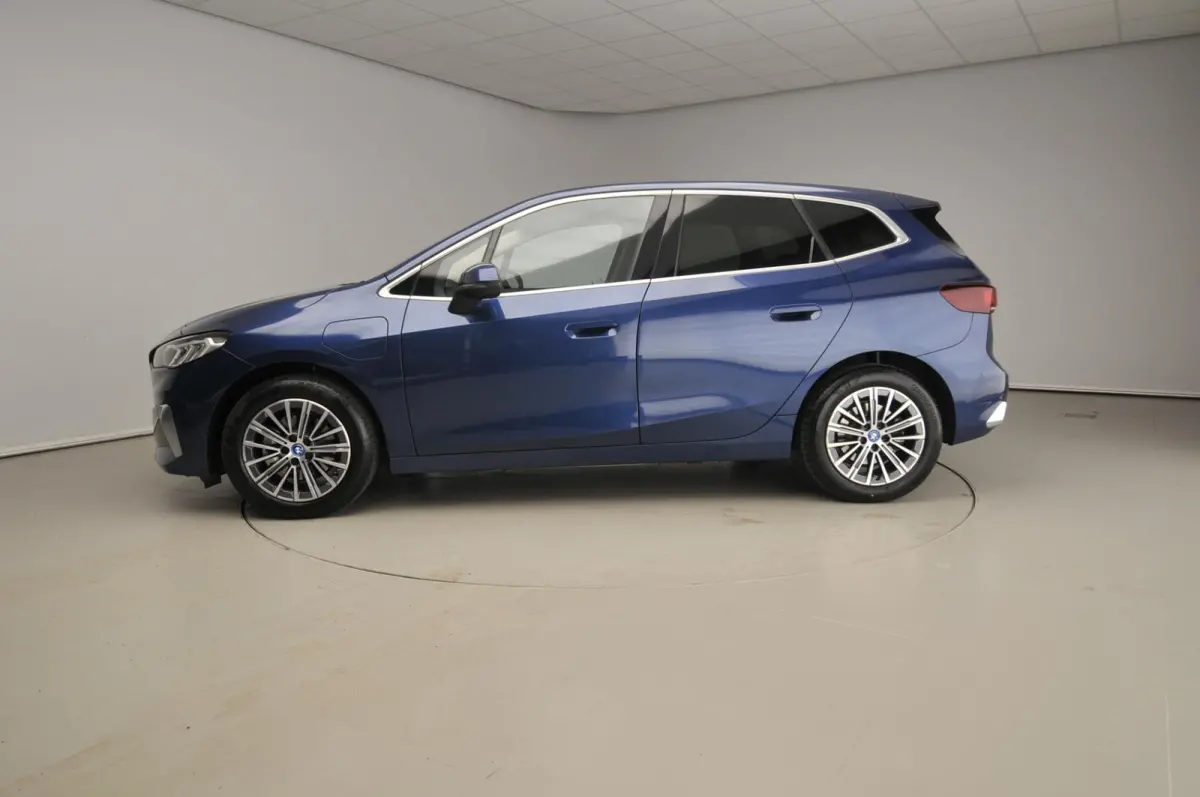 225e xDrive | LED | Navigatie | Trekhaak | Chrome line | Sportstoelen | DAB | Harman-kardon sound | Alu 17 inch