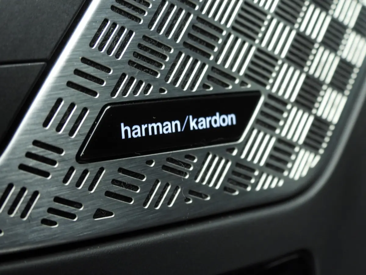 225e xDrive | LED | Navigatie | Trekhaak | Chrome line | Sportstoelen | DAB | Harman-kardon sound | Alu 17 inch