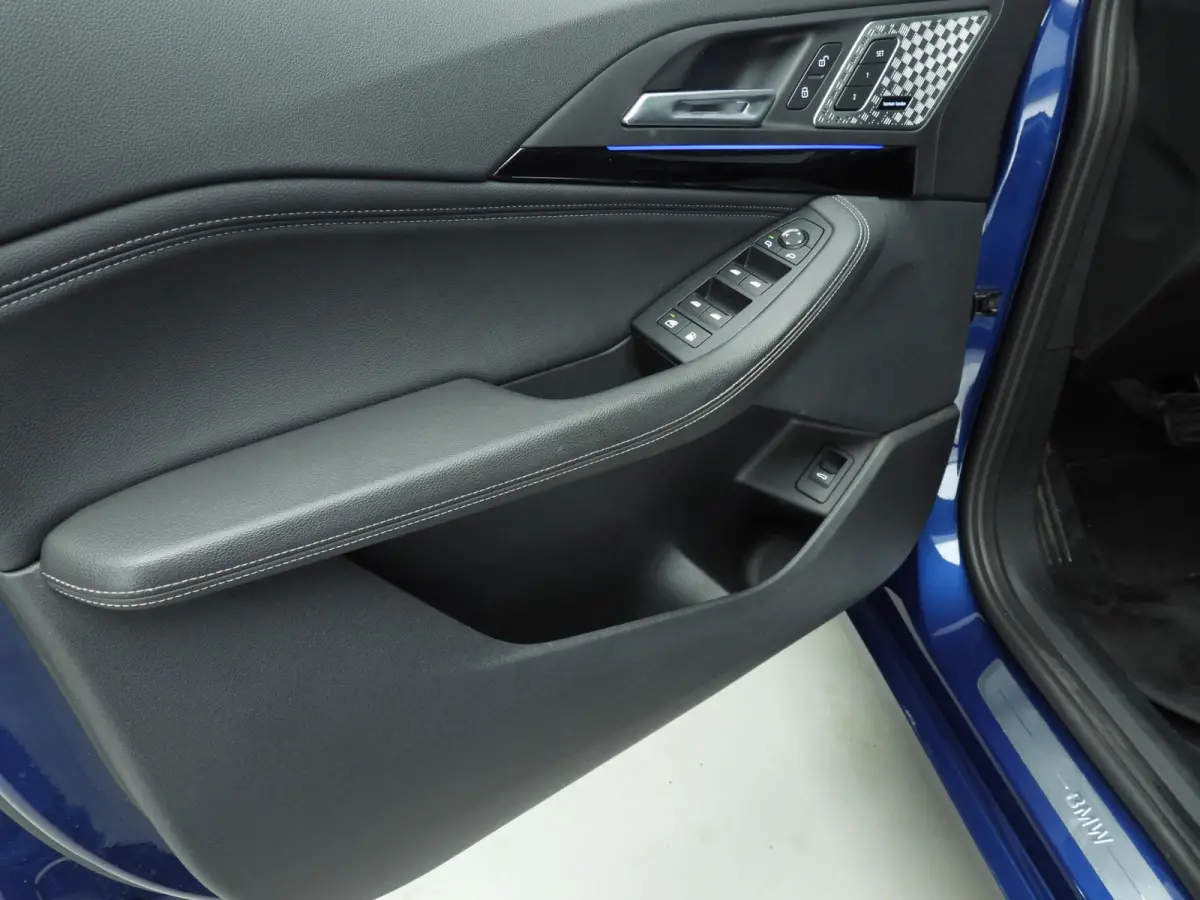 225e xDrive | LED | Navigatie | Trekhaak | Chrome line | Sportstoelen | DAB | Harman-kardon sound | Alu 17 inch
