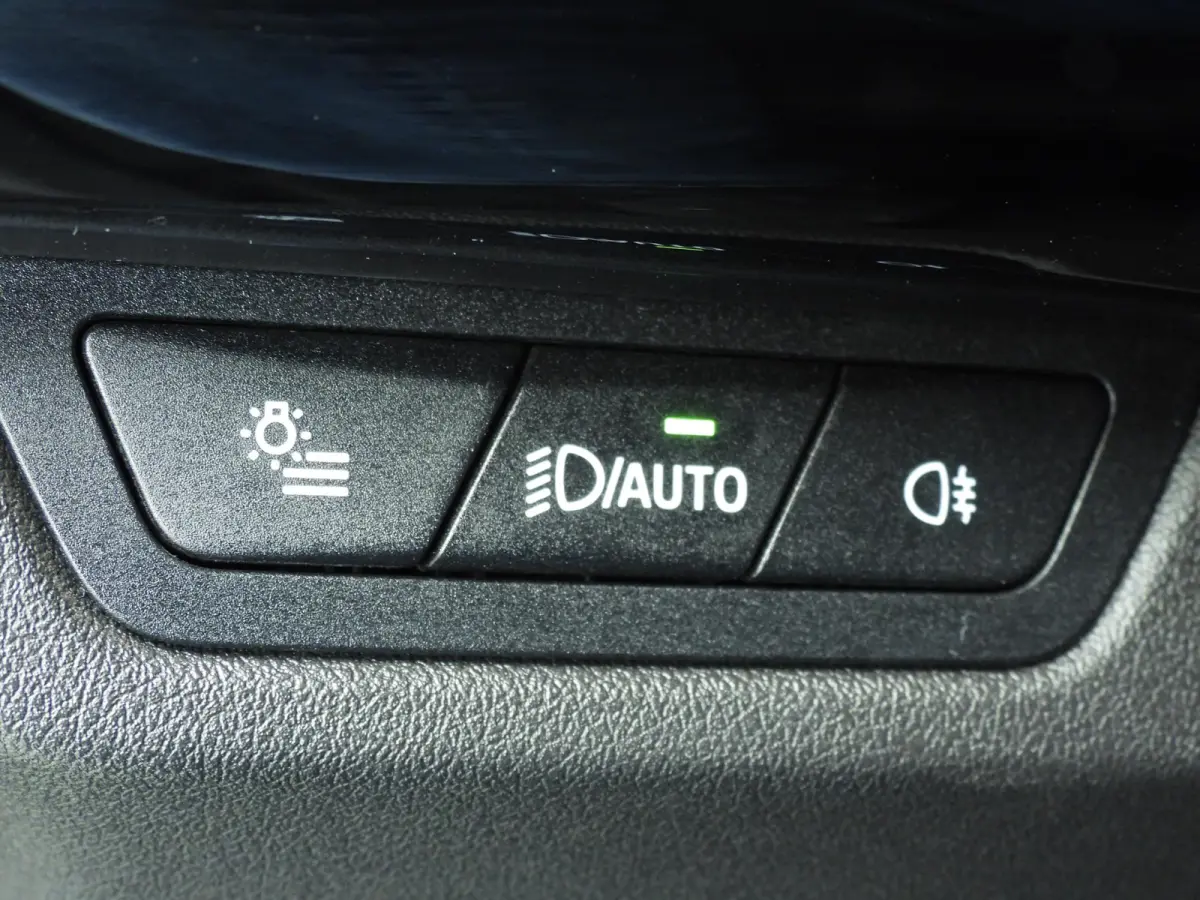 225e xDrive | LED | Navigatie | Trekhaak | Chrome line | Sportstoelen | DAB | Harman-kardon sound | Alu 17 inch