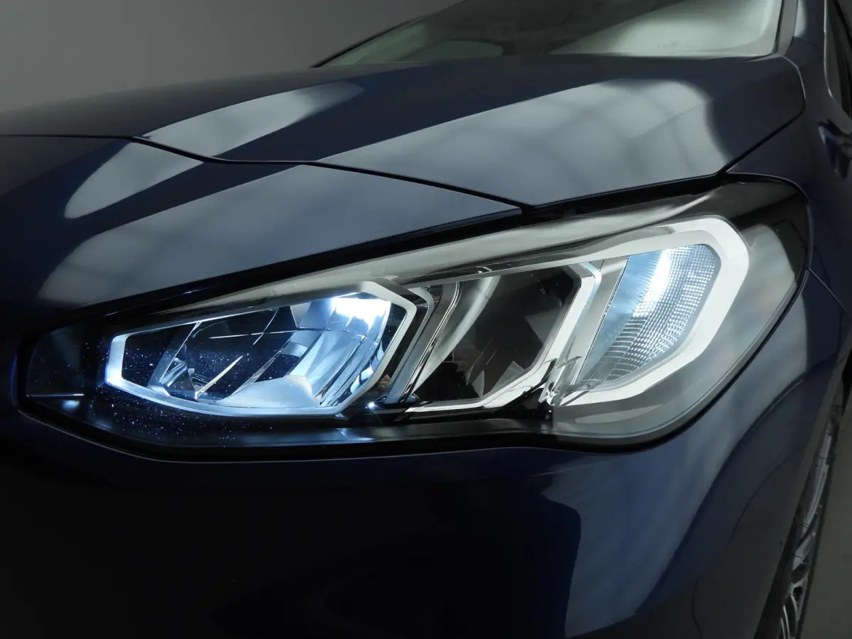 225e xDrive | LED | Navigatie | Trekhaak | Chrome line | Sportstoelen | DAB | Harman-kardon sound | Alu 17 inch