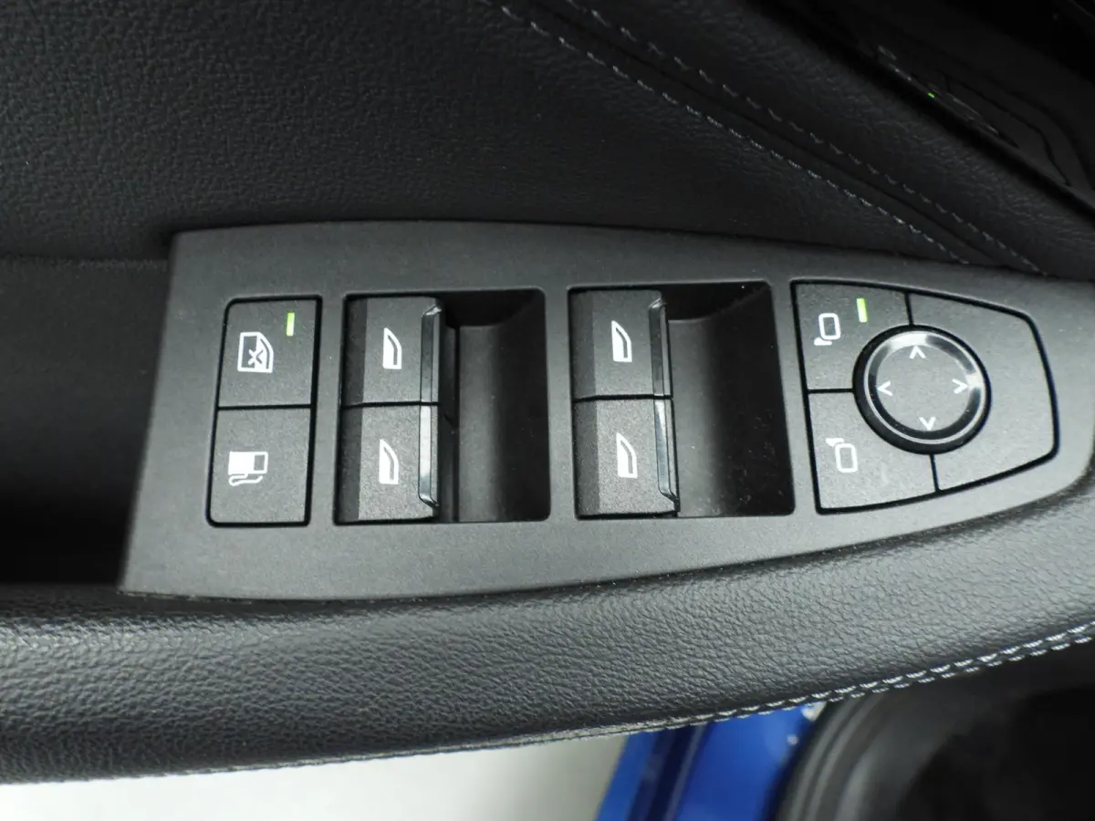 225e xDrive | LED | Navigatie | Trekhaak | Chrome line | Sportstoelen | DAB | Harman-kardon sound | Alu 17 inch