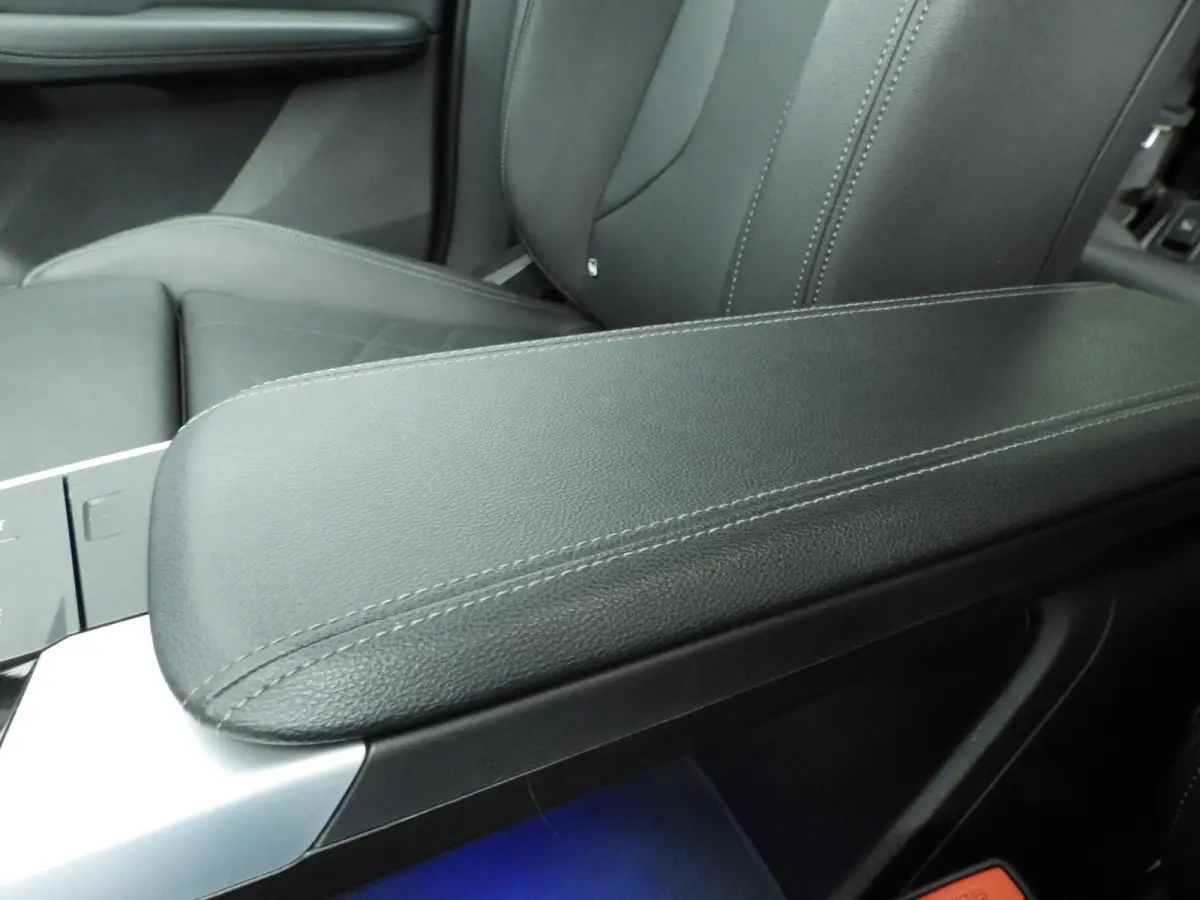 225e xDrive | LED | Navigatie | Trekhaak | Chrome line | Sportstoelen | DAB | Harman-kardon sound | Alu 17 inch