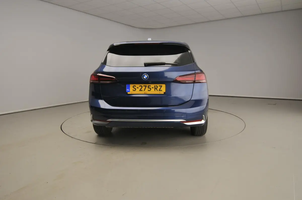 225e xDrive | LED | Navigatie | Trekhaak | Chrome line | Sportstoelen | DAB | Harman-kardon sound | Alu 17 inch