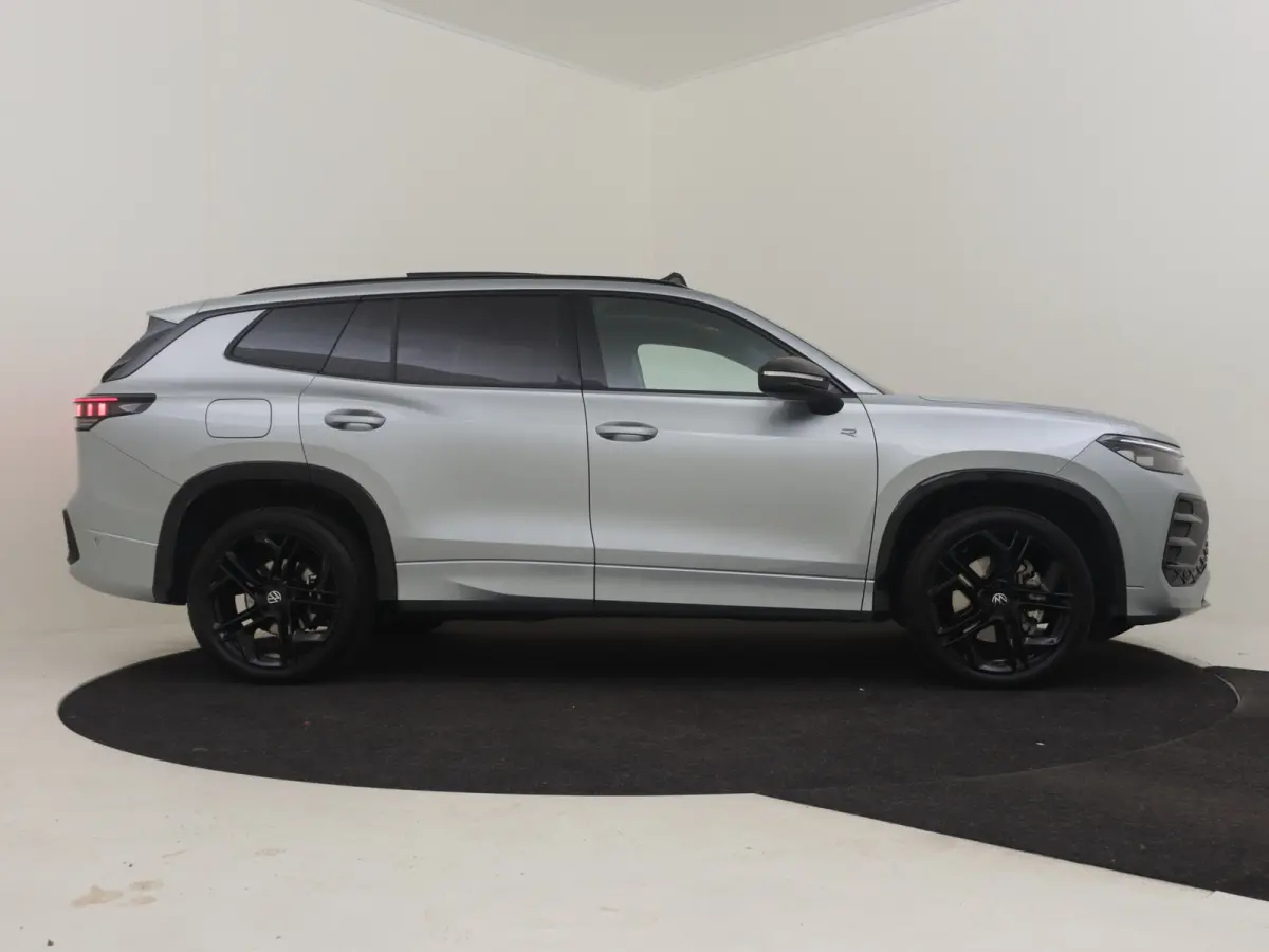 1.5 eHybrid R-Line Edition 204Pk DSG/AUTO | Glazen panorama-dak | Trekhaak uitklapbaar | Achteruitrijcamera | Apple carplay Android auto | Cruise control adaptief | DAB| LED | Keyless | 20"L