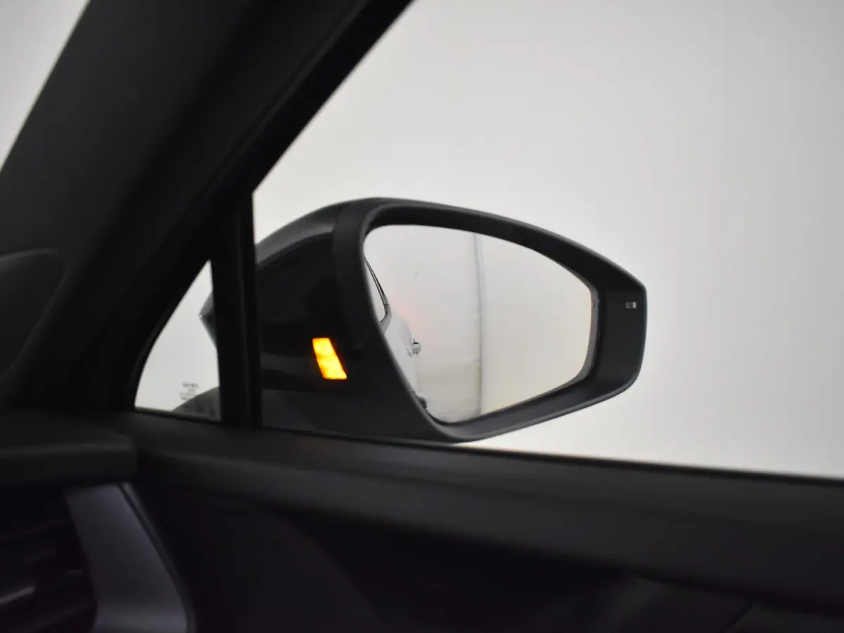 1.5 eHybrid R-Line Edition 204Pk DSG/AUTO | Glazen panorama-dak | Trekhaak uitklapbaar | Achteruitrijcamera | Apple carplay Android auto | Cruise control adaptief | DAB| LED | Keyless | 20"L