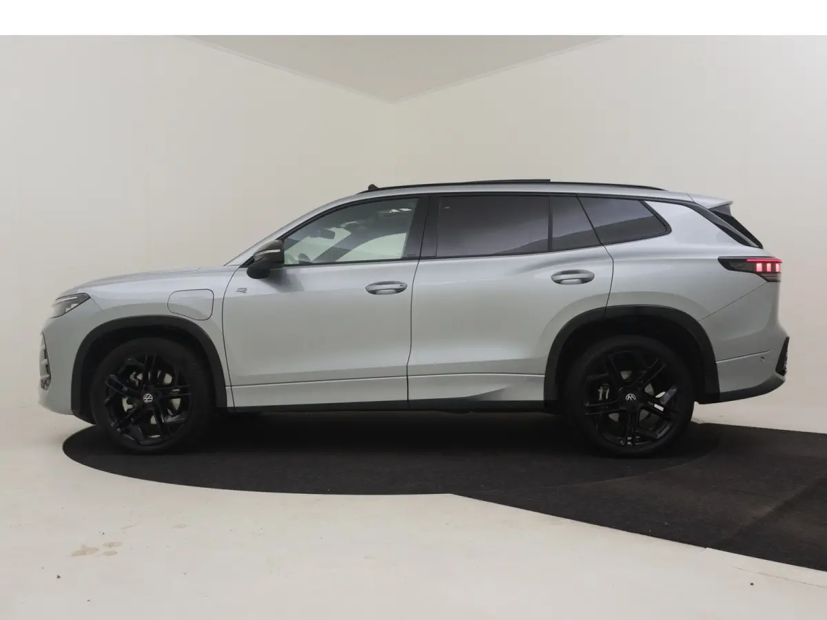 1.5 eHybrid R-Line Edition 204Pk DSG/AUTO | Glazen panorama-dak | Trekhaak uitklapbaar | Achteruitrijcamera | Apple carplay Android auto | Cruise control adaptief | DAB| LED | Keyless | 20"L