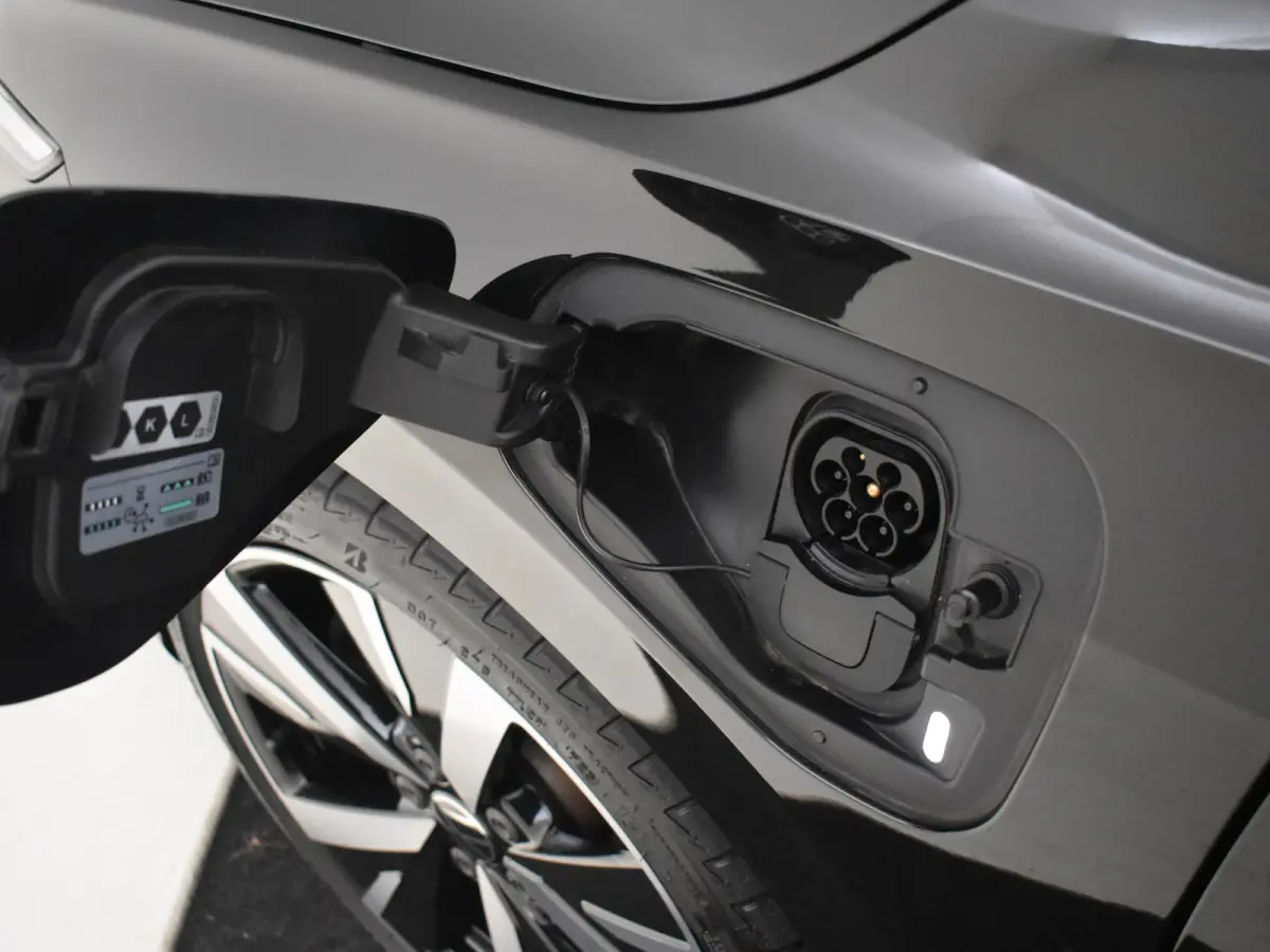 1.5 eHybrid Life Edition 204Pk DSG/AUTO | Glazen panorama-dak | Achteruitrijcamera | Cruise control adaptief | Apple carplay Android auto | Keyless Entry/Start | Parkeer assist | DAB | LED |
