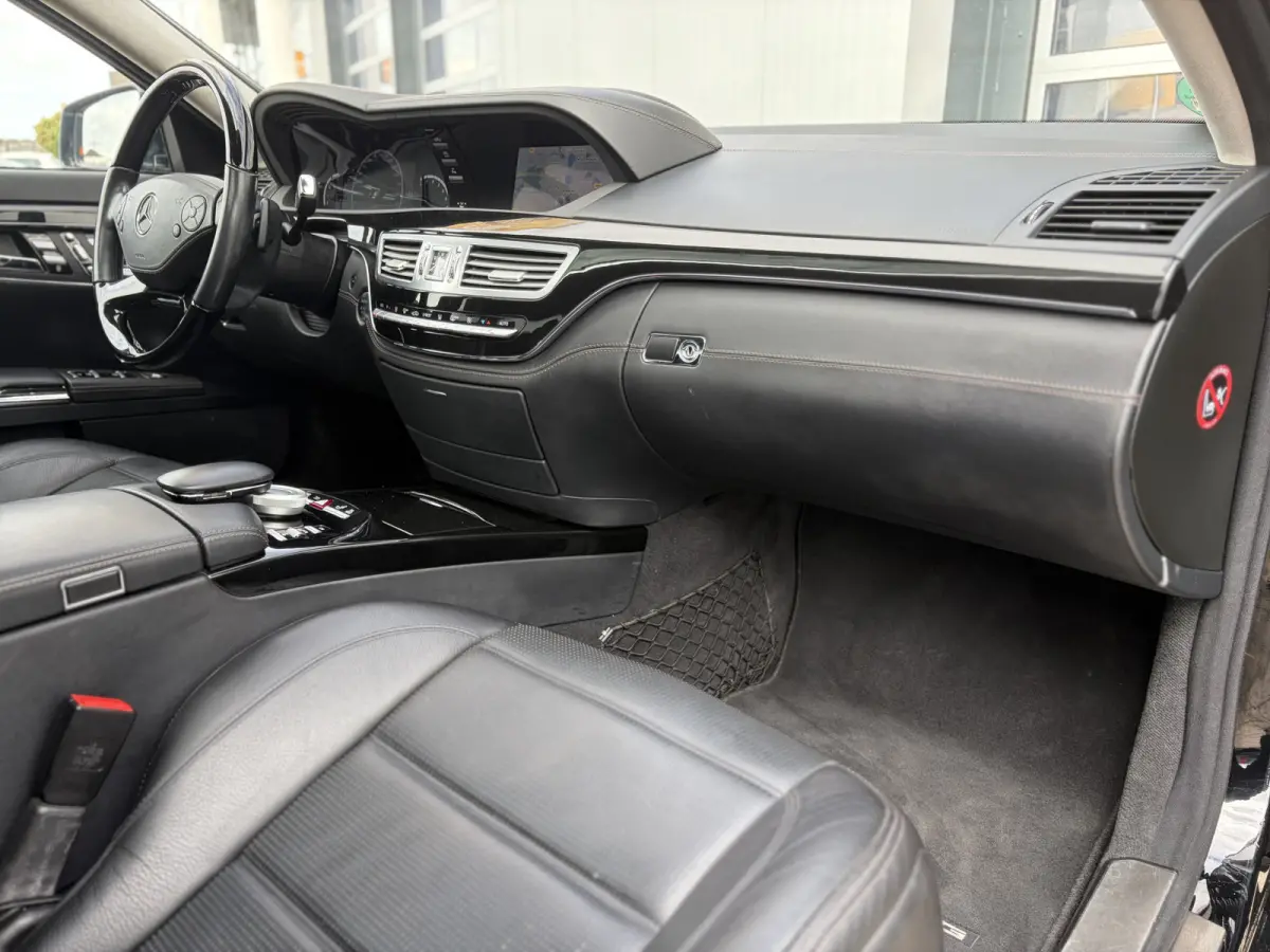 AMG 63 Lang Performance Package 571pk | Facelift | Achteruitrijcamera | Bi-xenon koplampen | Cruise control adaptief | Designo Interieur | Elektrisch glazen schuif-/kanteldak | Lichtmetalen 