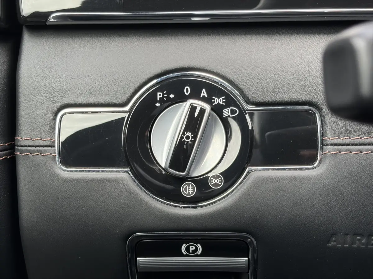 AMG 63 Lang Performance Package 571pk | Facelift | Achteruitrijcamera | Bi-xenon koplampen | Cruise control adaptief | Designo Interieur | Elektrisch glazen schuif-/kanteldak | Lichtmetalen 
