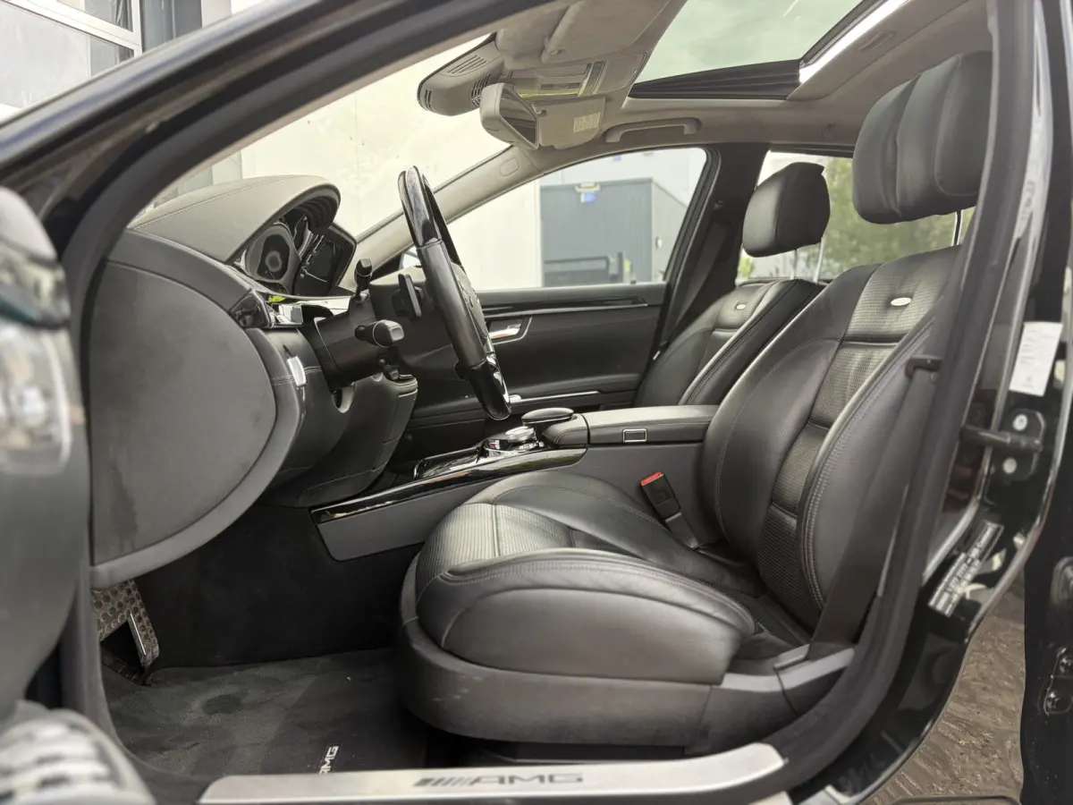 AMG 63 Lang Performance Package 571pk | Facelift | Achteruitrijcamera | Bi-xenon koplampen | Cruise control adaptief | Designo Interieur | Elektrisch glazen schuif-/kanteldak | Lichtmetalen 
