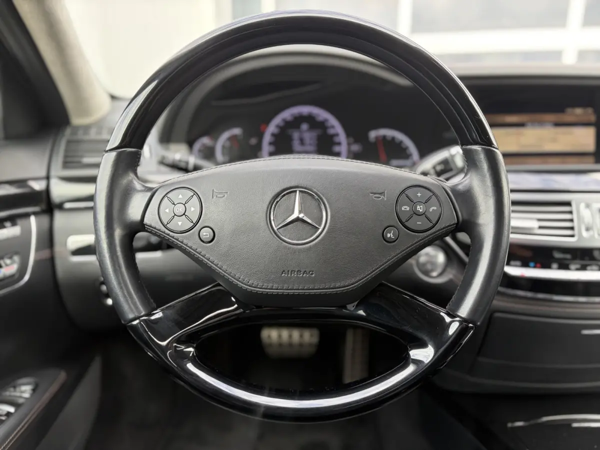 AMG 63 Lang Performance Package 571pk | Facelift | Achteruitrijcamera | Bi-xenon koplampen | Cruise control adaptief | Designo Interieur | Elektrisch glazen schuif-/kanteldak | Lichtmetalen 