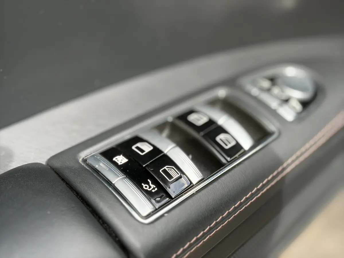 AMG 63 Lang Performance Package 571pk | Facelift | Achteruitrijcamera | Bi-xenon koplampen | Cruise control adaptief | Designo Interieur | Elektrisch glazen schuif-/kanteldak | Lichtmetalen 