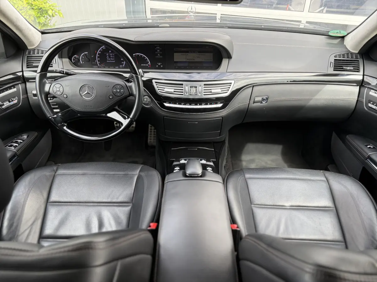 AMG 63 Lang Performance Package 571pk | Facelift | Achteruitrijcamera | Bi-xenon koplampen | Cruise control adaptief | Designo Interieur | Elektrisch glazen schuif-/kanteldak | Lichtmetalen 