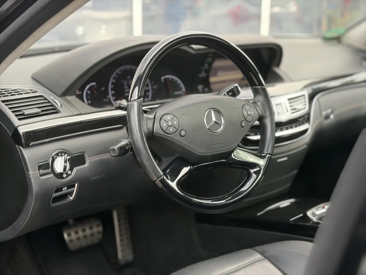 AMG 63 Lang Performance Package 571pk | Facelift | Achteruitrijcamera | Bi-xenon koplampen | Cruise control adaptief | Designo Interieur | Elektrisch glazen schuif-/kanteldak | Lichtmetalen 