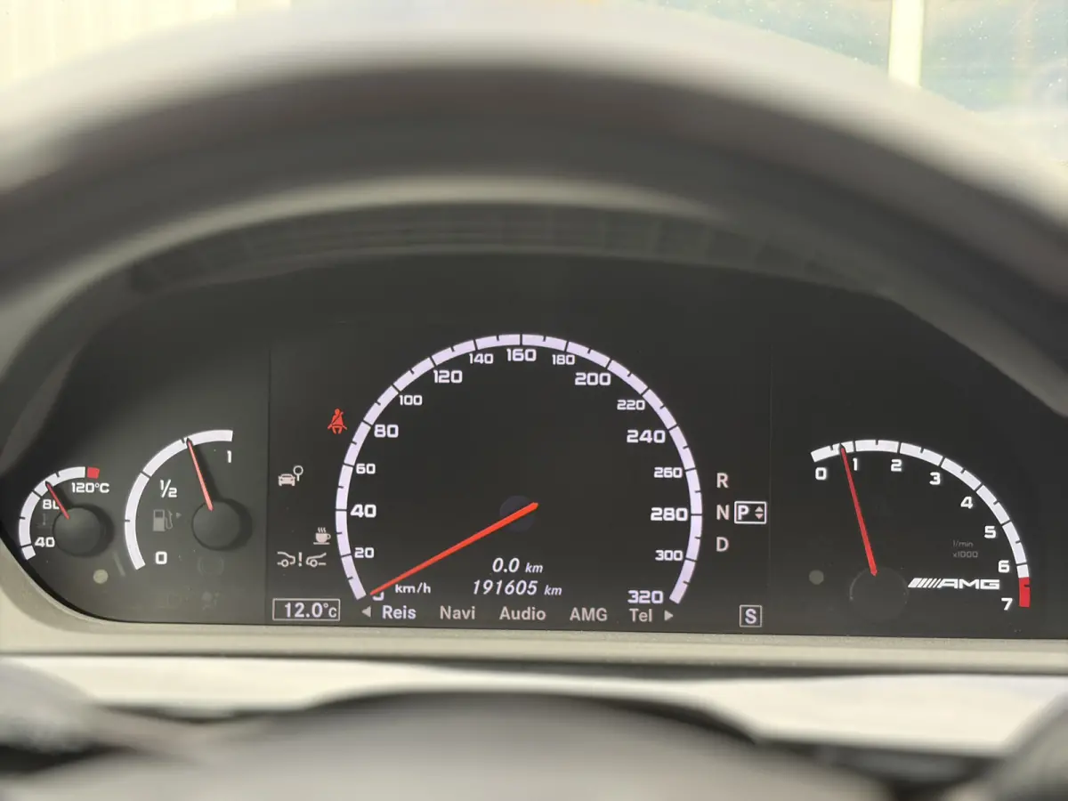 AMG 63 Lang Performance Package 571pk | Facelift | Achteruitrijcamera | Bi-xenon koplampen | Cruise control adaptief | Designo Interieur | Elektrisch glazen schuif-/kanteldak | Lichtmetalen 