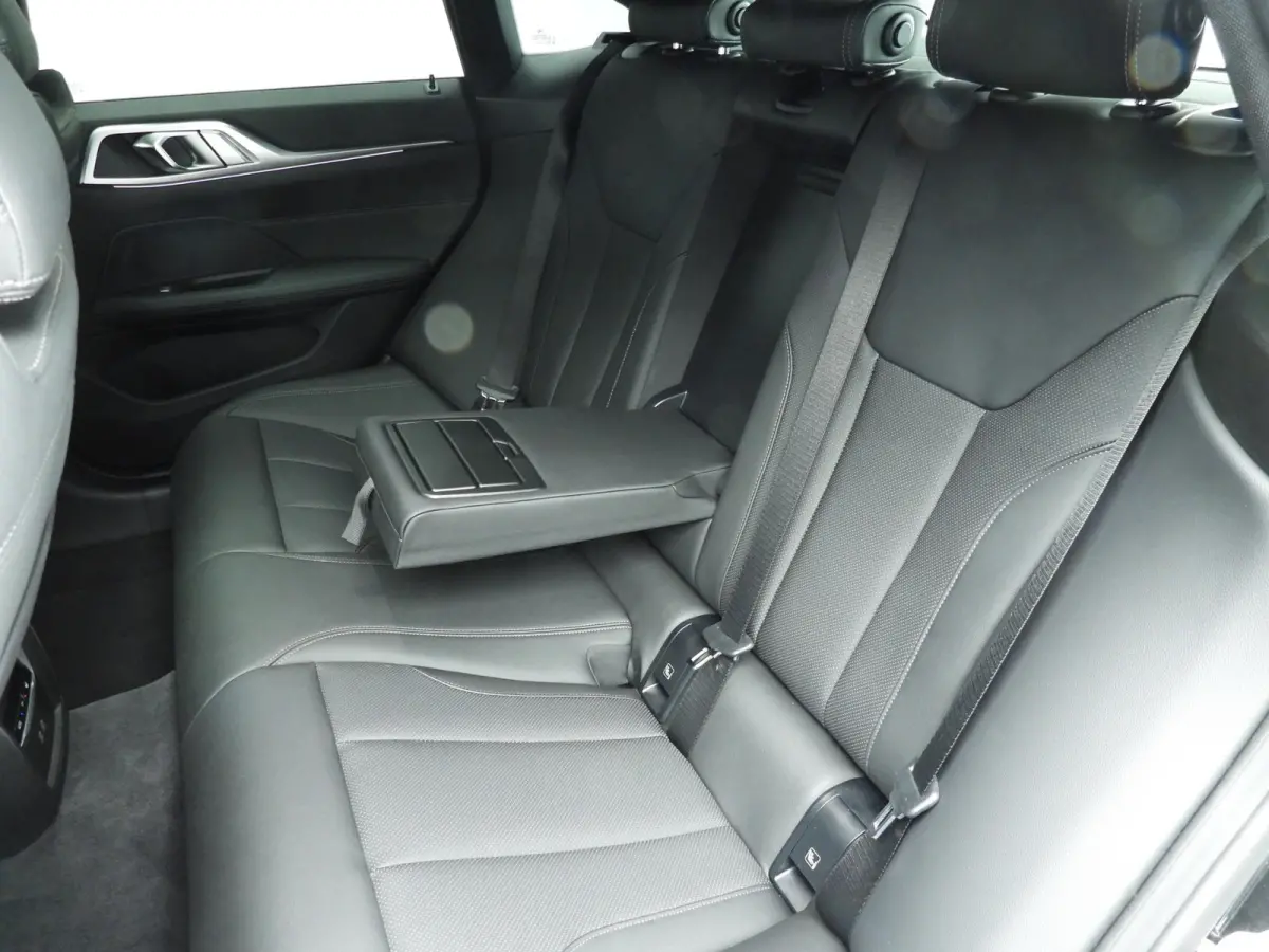 430i xDrive | M-Sportpakket | LED | Navigatie | Schuifdak | Sportstoelen | Stoelverwarming | DAB | Alu 18 inch