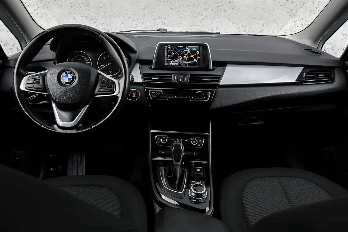 218i | 7-persoons | Trekhaak | LED koplampen | Navigatie | Cruise control