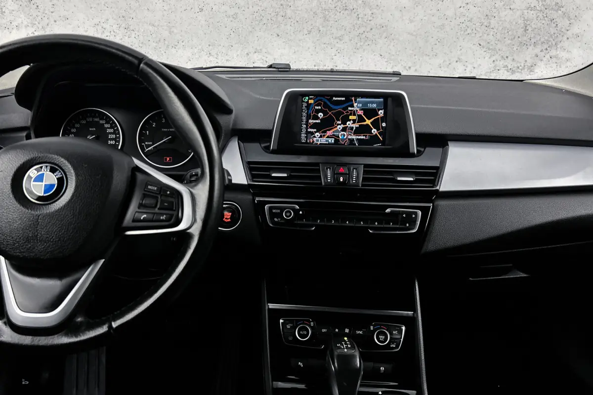 218i | 7-persoons | Trekhaak | LED koplampen | Navigatie | Cruise control