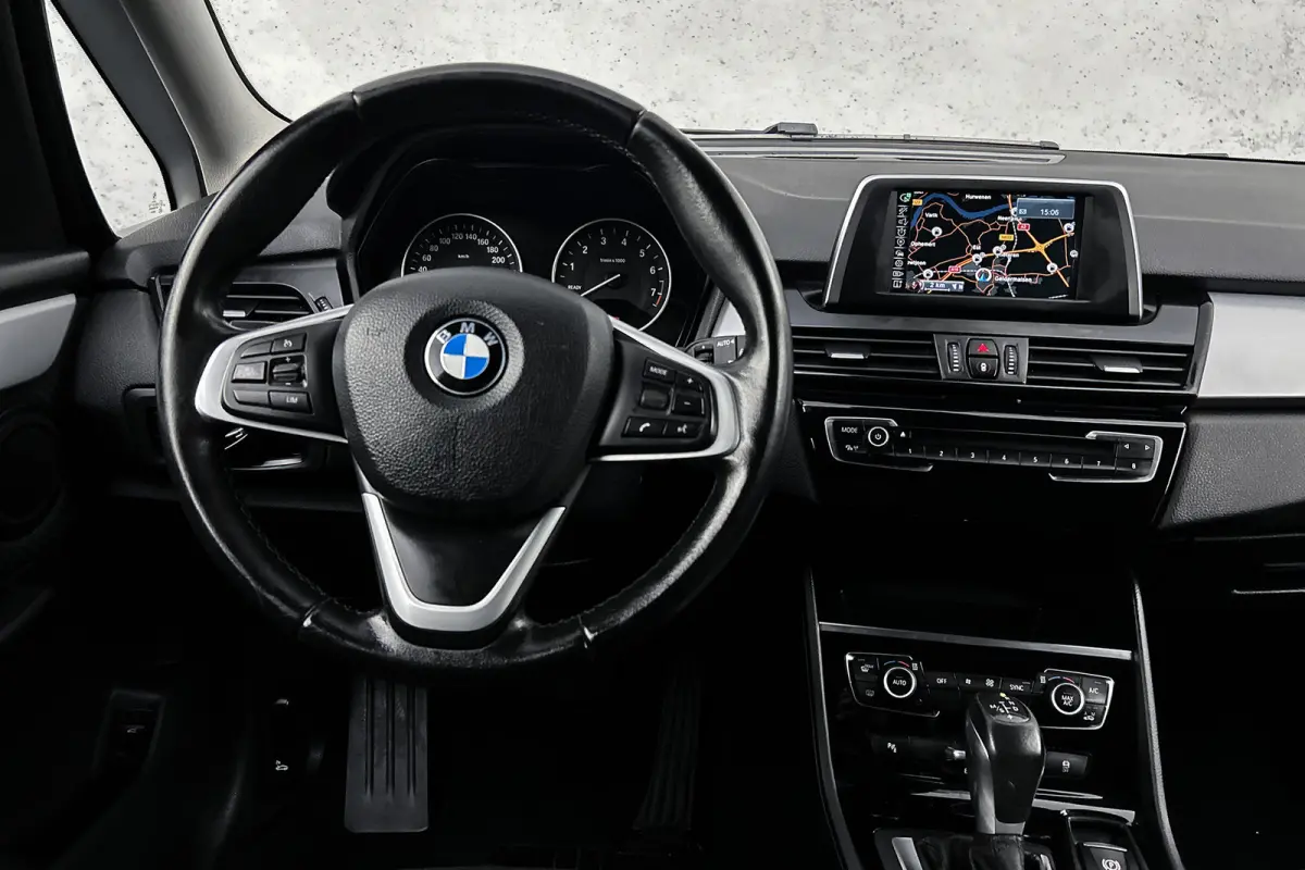 218i | 7-persoons | Trekhaak | LED koplampen | Navigatie | Cruise control