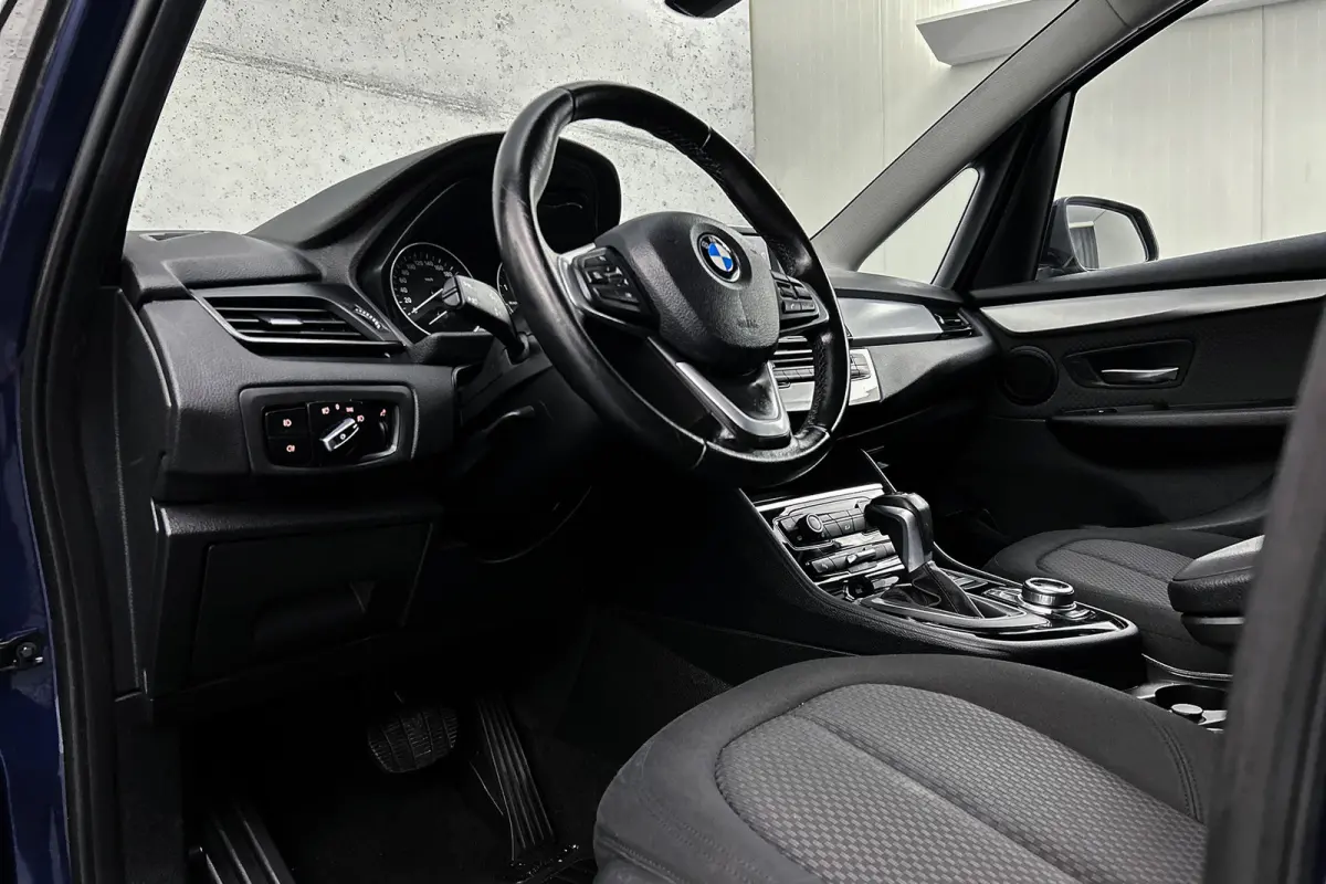 218i | 7-persoons | Trekhaak | LED koplampen | Navigatie | Cruise control