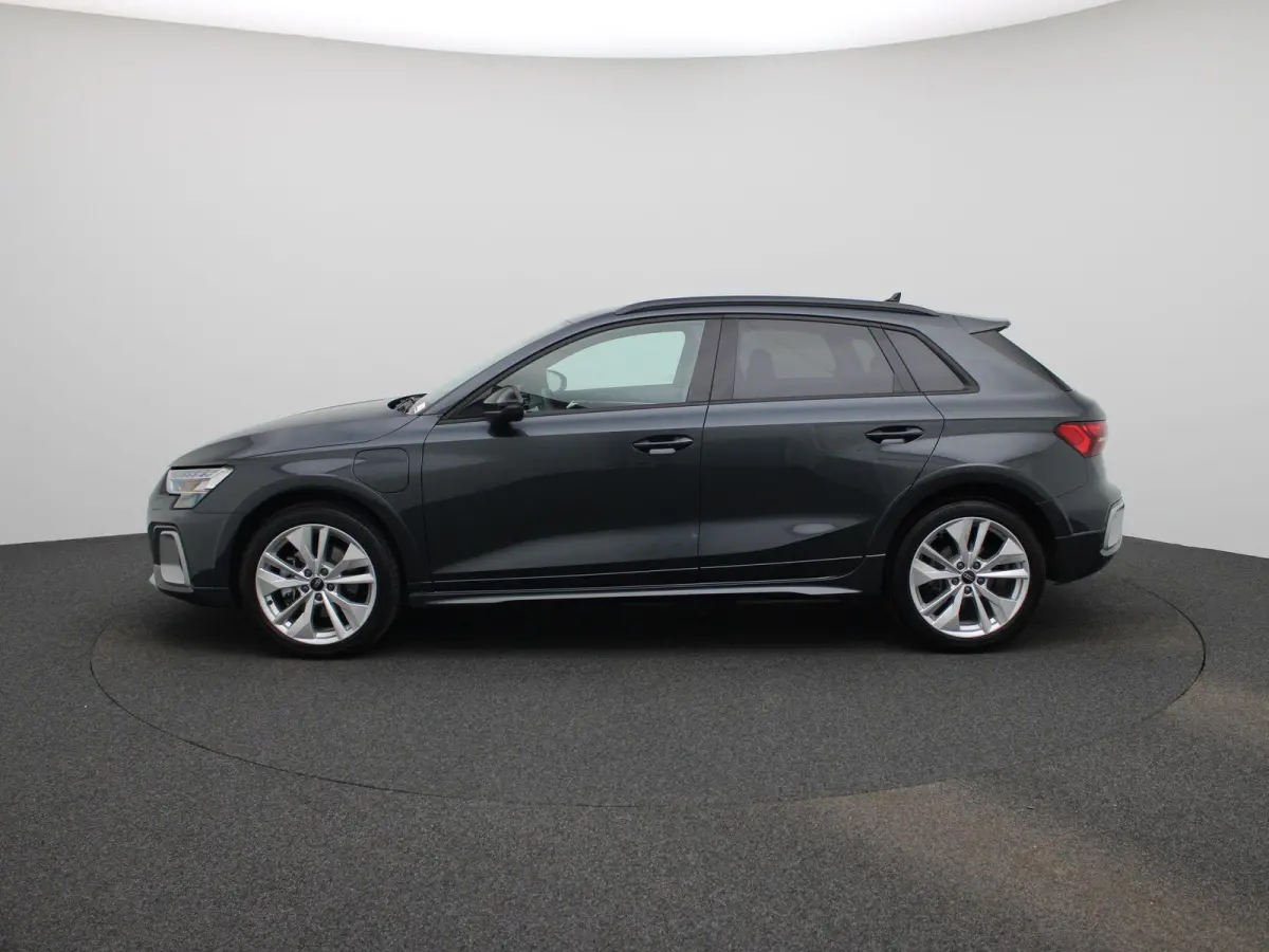 40 TFSI e Advanced edition l Adaptive cruise control l Achteruitrijcamera l SONOS Premium met 3D-geluid l Elektr. voorstoelen geh. best. l Climate control l Navigatie l Trekhaak l Stoelverwa