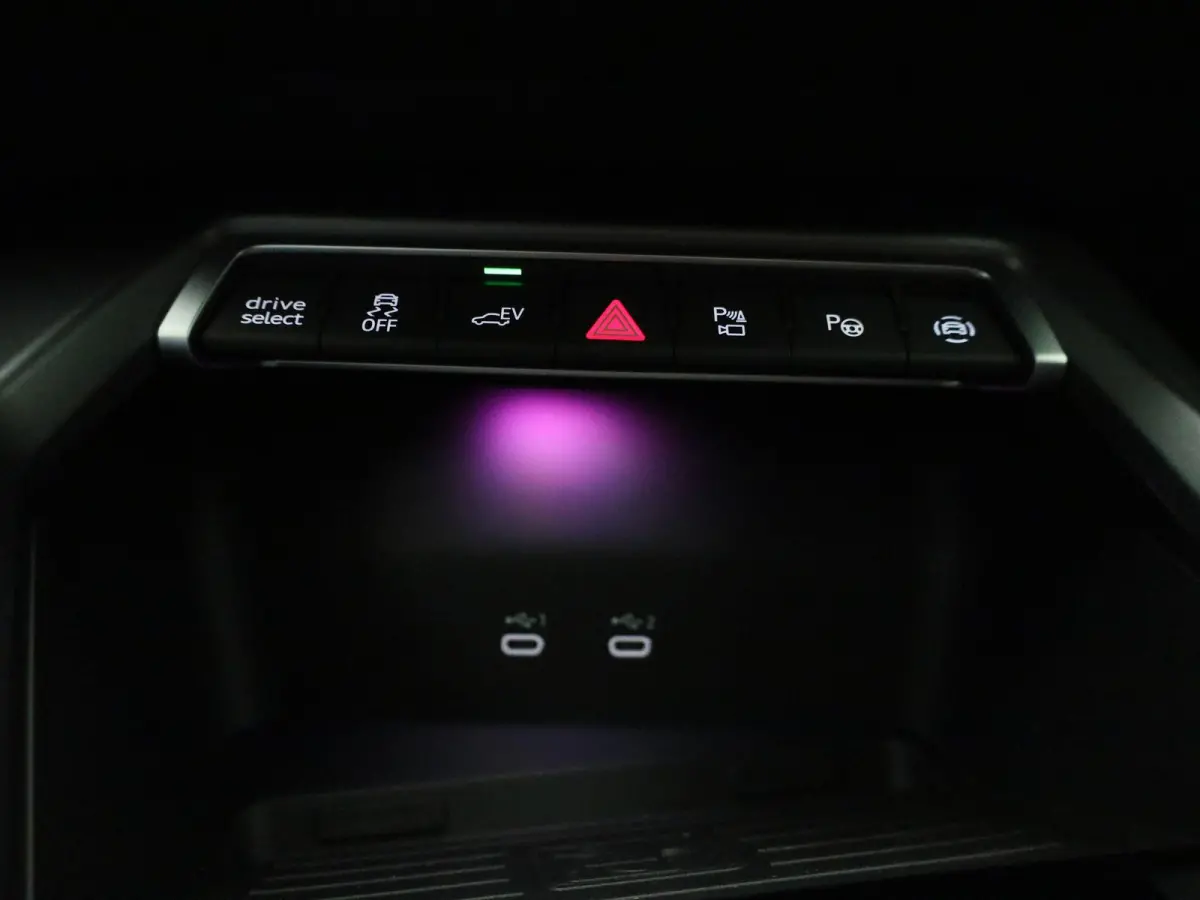 40 TFSI e Advanced edition l Adaptive cruise control l Achteruitrijcamera l SONOS Premium met 3D-geluid l Elektr. voorstoelen geh. best. l Climate control l Navigatie l Trekhaak l Stoelverwa
