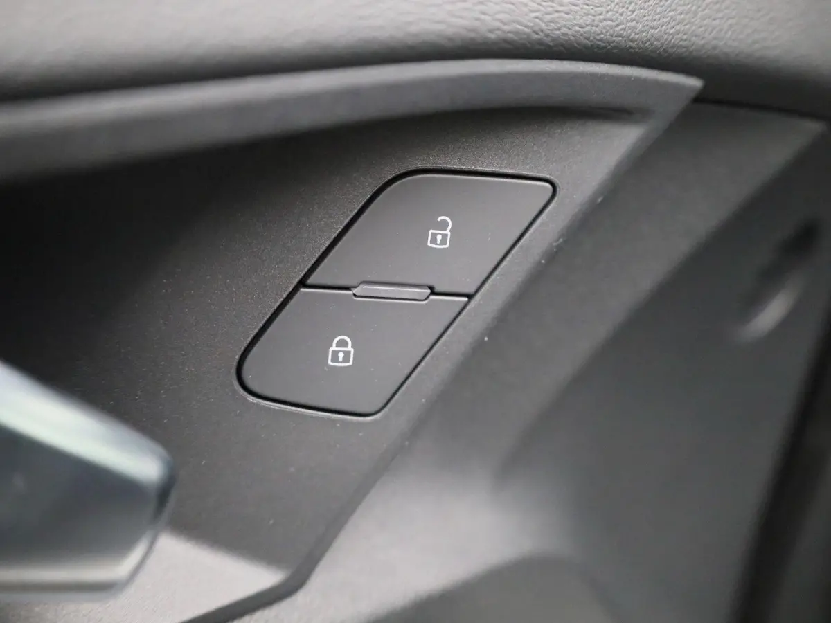 40 TFSI e Advanced edition l Adaptive cruise control l Achteruitrijcamera l SONOS Premium met 3D-geluid l Elektr. voorstoelen geh. best. l Climate control l Navigatie l Trekhaak l Stoelverwa