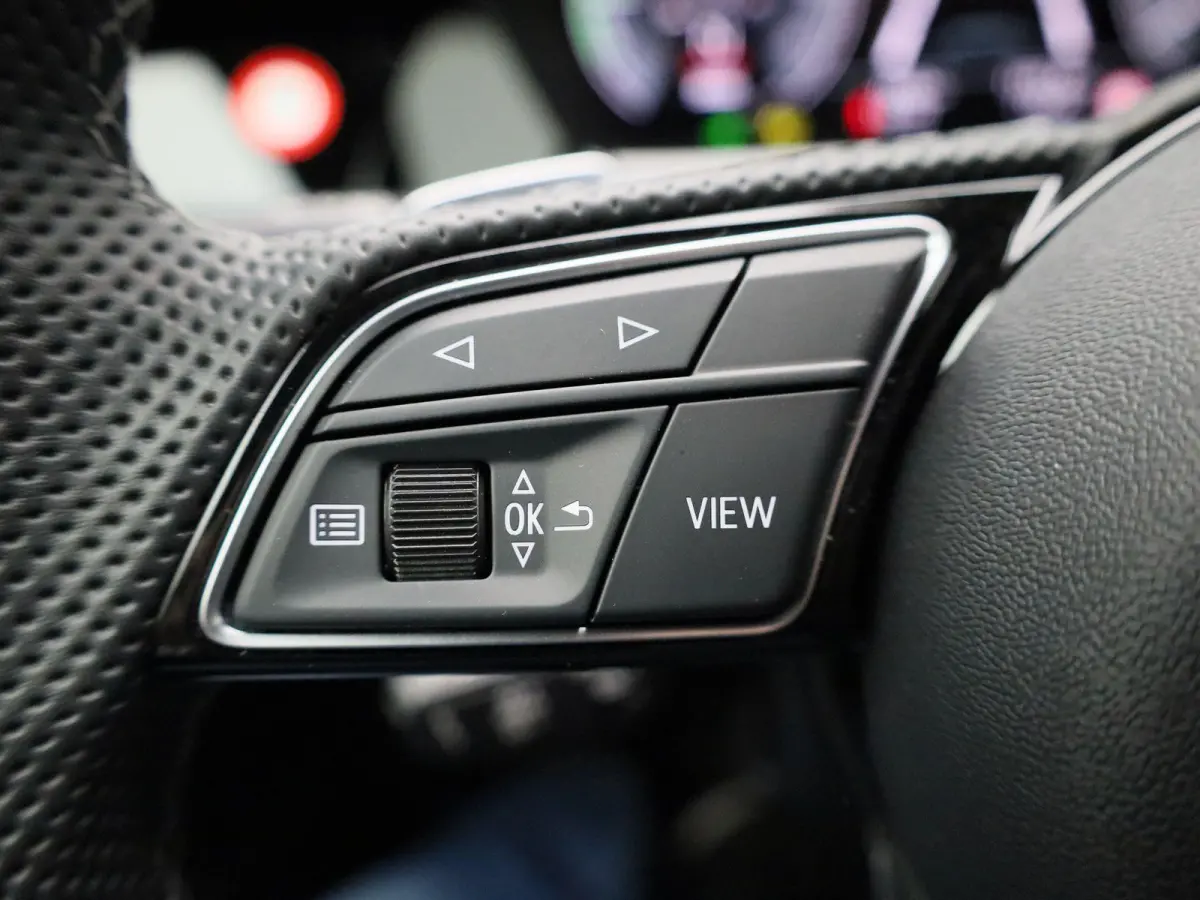 40 TFSI e Advanced edition l Adaptive cruise control l Achteruitrijcamera l SONOS Premium met 3D-geluid l Elektr. voorstoelen geh. best. l Climate control l Navigatie l Trekhaak l Stoelverwa