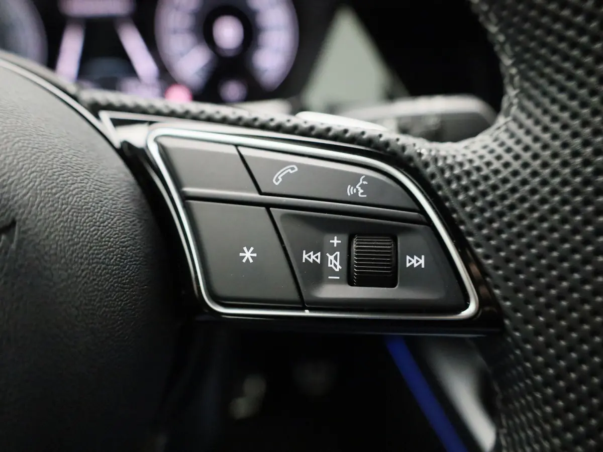 40 TFSI e Advanced edition l Adaptive cruise control l Achteruitrijcamera l SONOS Premium met 3D-geluid l Elektr. voorstoelen geh. best. l Climate control l Navigatie l Trekhaak l Stoelverwa