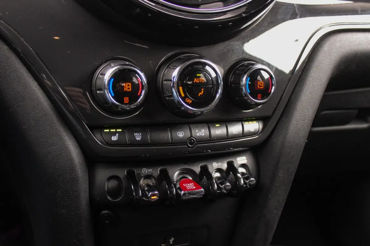 1.5 Cooper Essential | 1e eigenaar | NL auto | Driving Assistant | Camera | Sportstuur | Keyless entry | Stoelverwarming | LED | Carplay | DAB | Navigatie | PDC