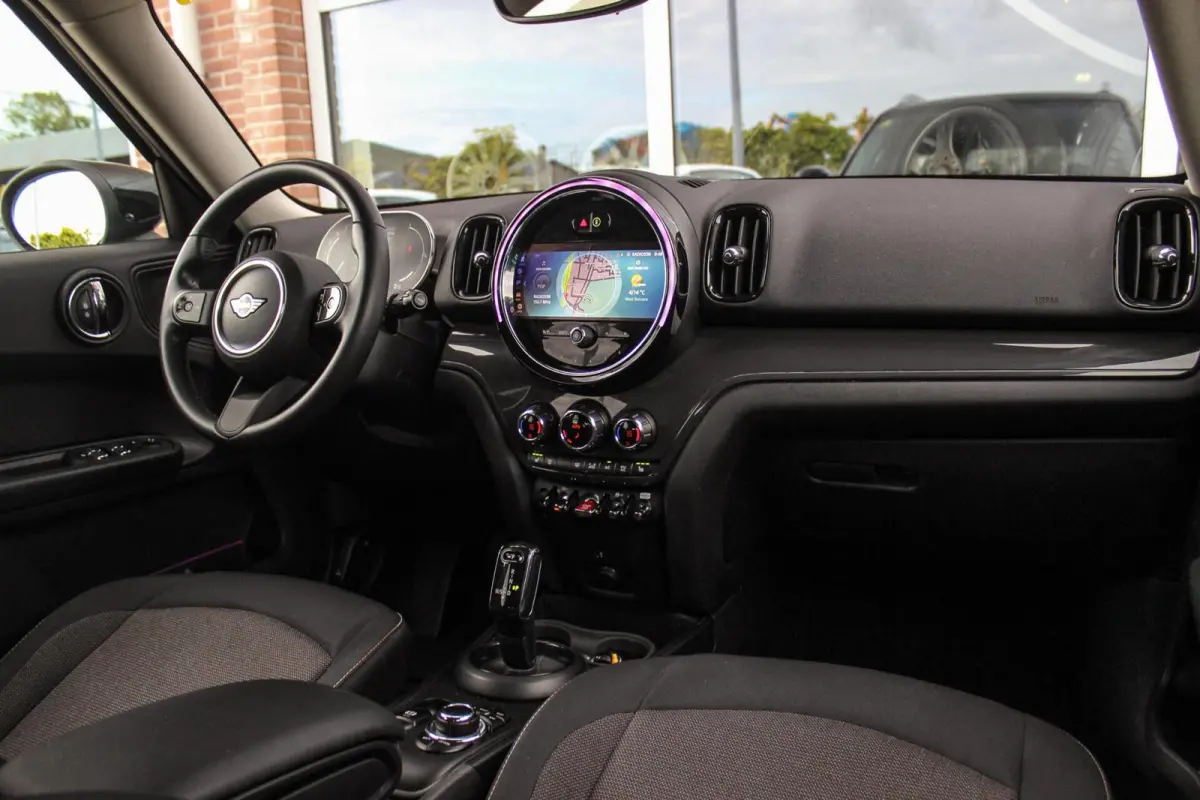 1.5 Cooper Essential | 1e eigenaar | NL auto | Driving Assistant | Camera | Sportstuur | Keyless entry | Stoelverwarming | LED | Carplay | DAB | Navigatie | PDC