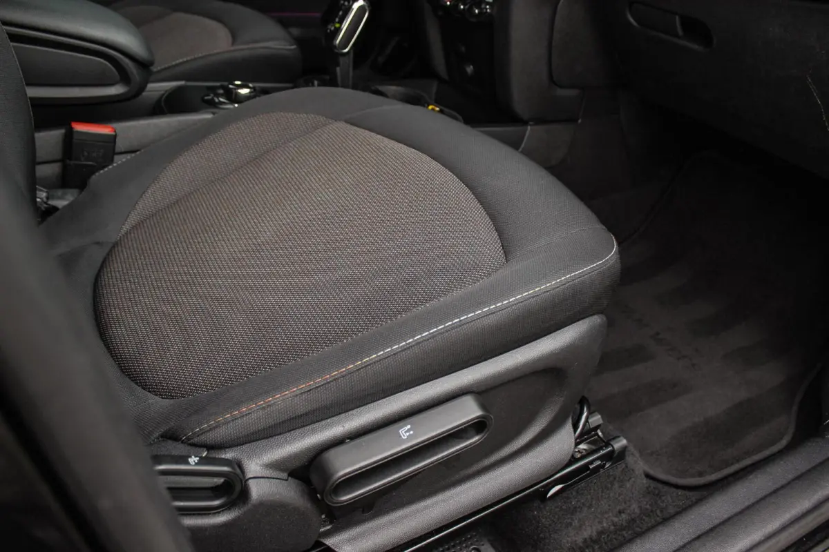 1.5 Cooper Essential | 1e eigenaar | NL auto | Driving Assistant | Camera | Sportstuur | Keyless entry | Stoelverwarming | LED | Carplay | DAB | Navigatie | PDC