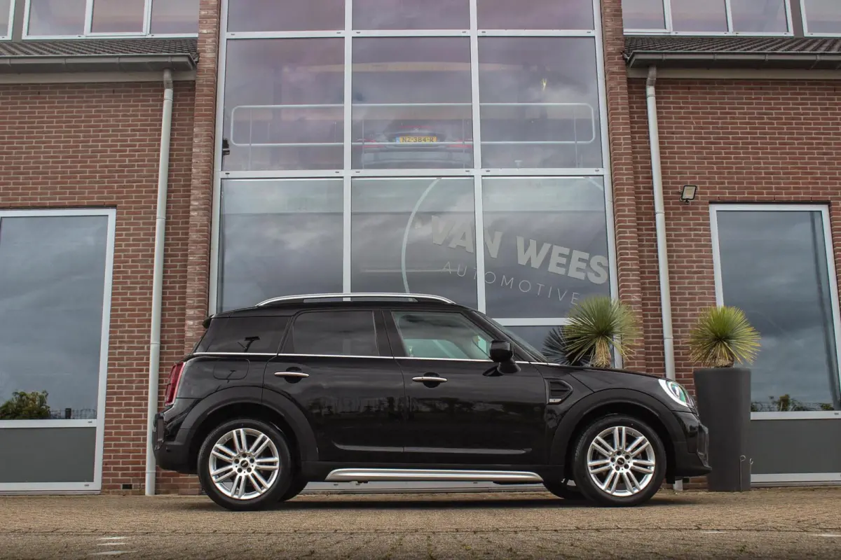 1.5 Cooper Essential | 1e eigenaar | NL auto | Driving Assistant | Camera | Sportstuur | Keyless entry | Stoelverwarming | LED | Carplay | DAB | Navigatie | PDC