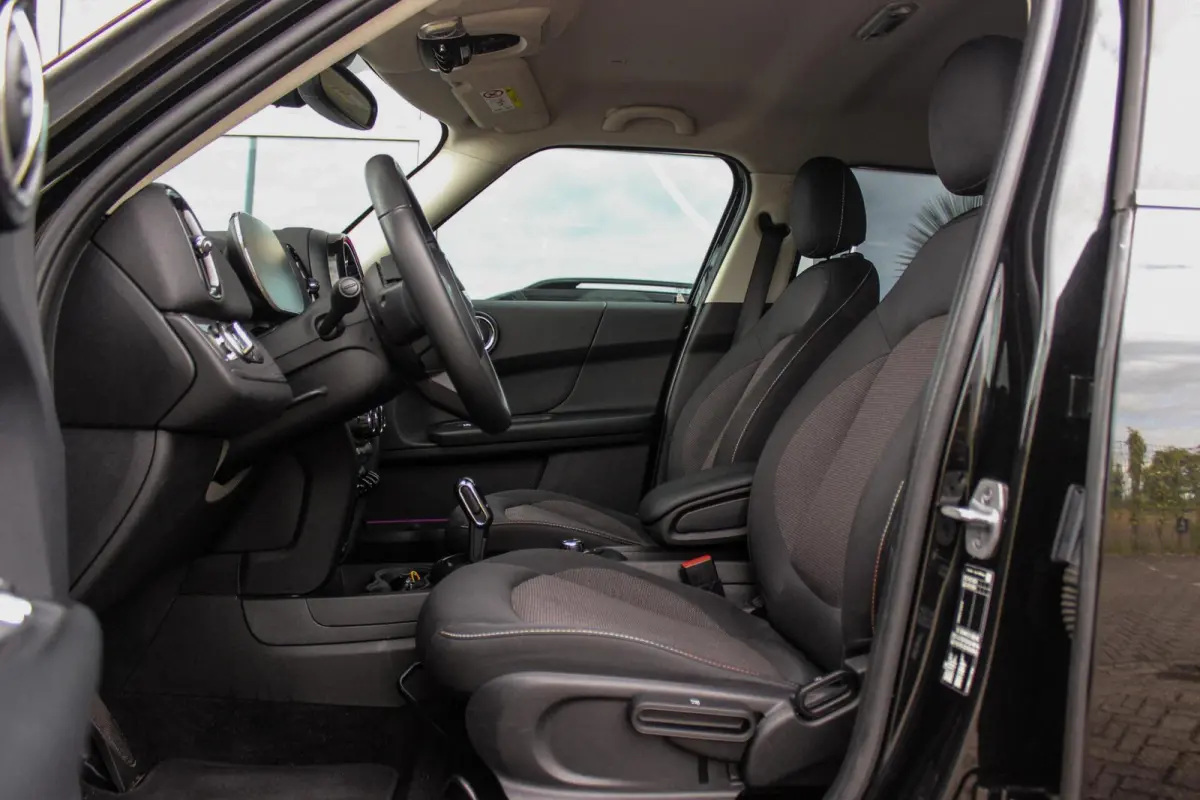 1.5 Cooper Essential | 1e eigenaar | NL auto | Driving Assistant | Camera | Sportstuur | Keyless entry | Stoelverwarming | LED | Carplay | DAB | Navigatie | PDC