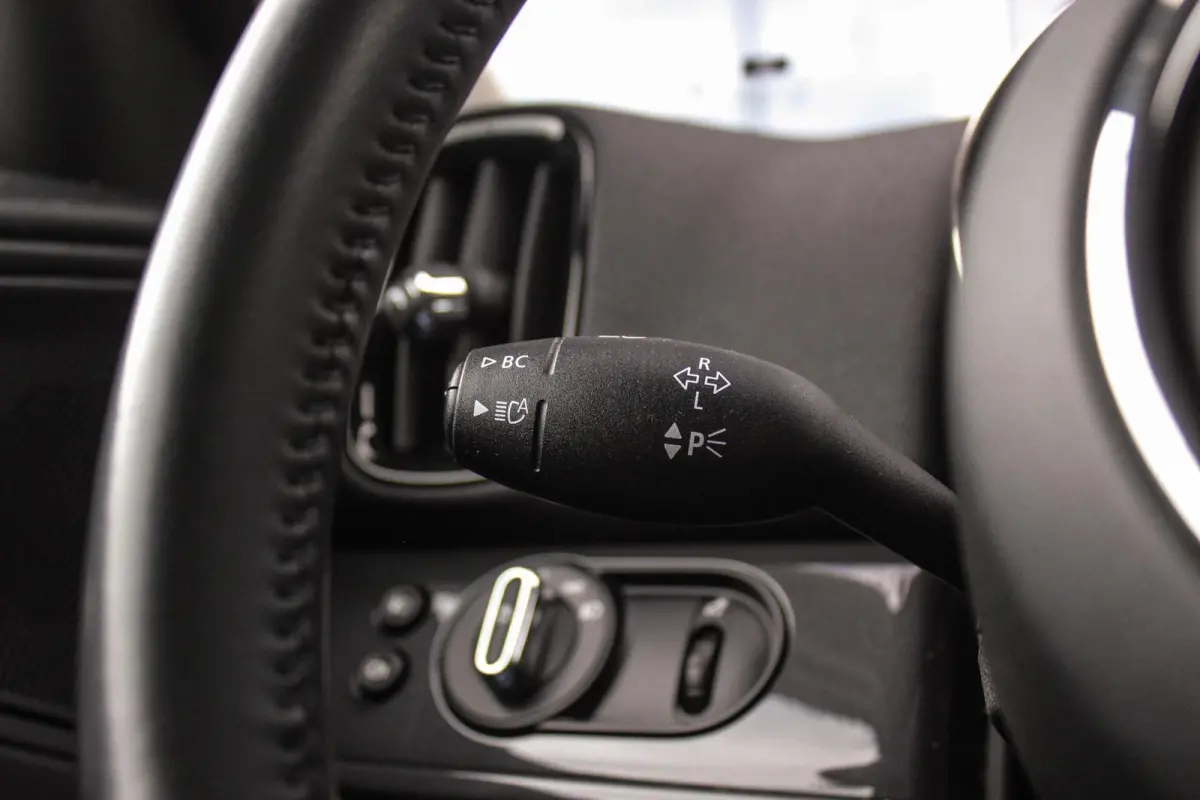 1.5 Cooper Essential | 1e eigenaar | NL auto | Driving Assistant | Camera | Sportstuur | Keyless entry | Stoelverwarming | LED | Carplay | DAB | Navigatie | PDC