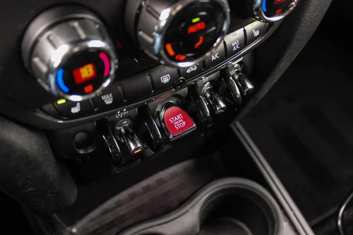 1.5 Cooper Essential | 1e eigenaar | NL auto | Driving Assistant | Camera | Sportstuur | Keyless entry | Stoelverwarming | LED | Carplay | DAB | Navigatie | PDC