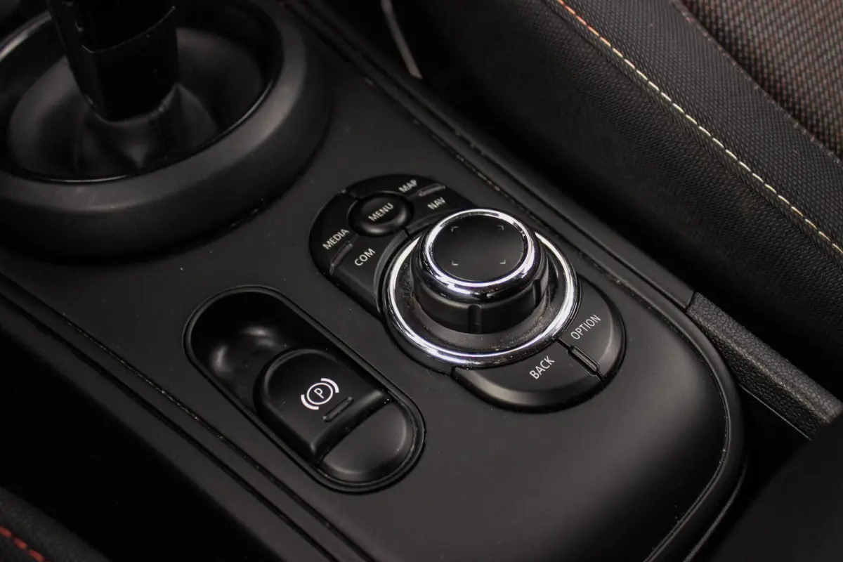 1.5 Cooper Essential | 1e eigenaar | NL auto | Driving Assistant | Camera | Sportstuur | Keyless entry | Stoelverwarming | LED | Carplay | DAB | Navigatie | PDC