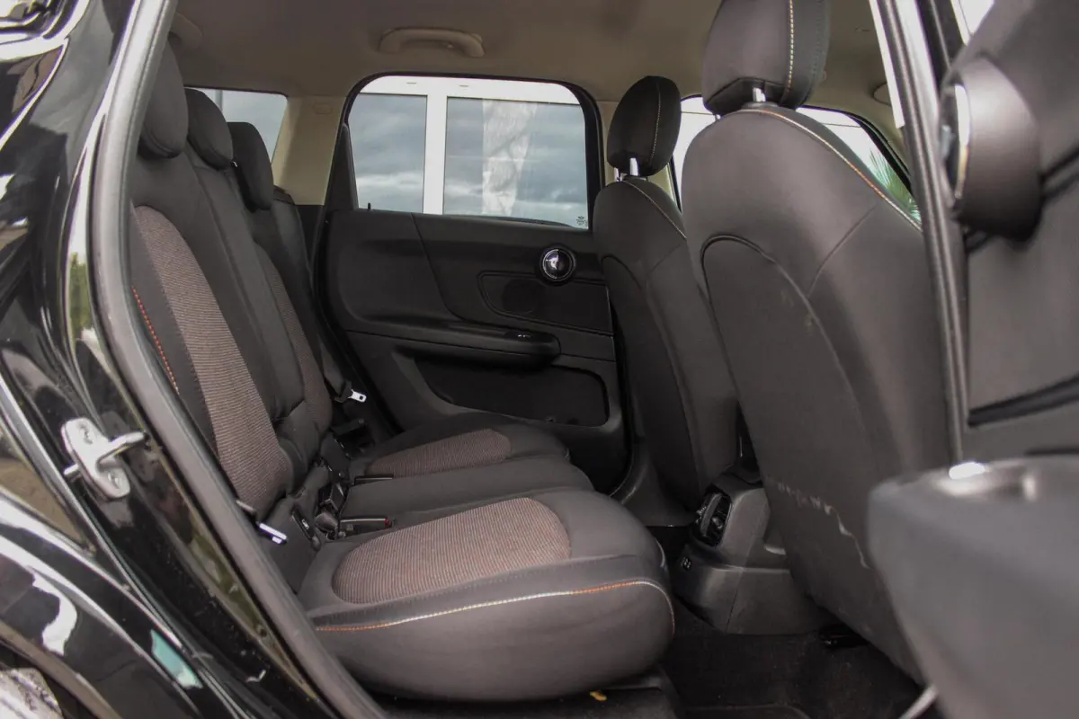 1.5 Cooper Essential | 1e eigenaar | NL auto | Driving Assistant | Camera | Sportstuur | Keyless entry | Stoelverwarming | LED | Carplay | DAB | Navigatie | PDC