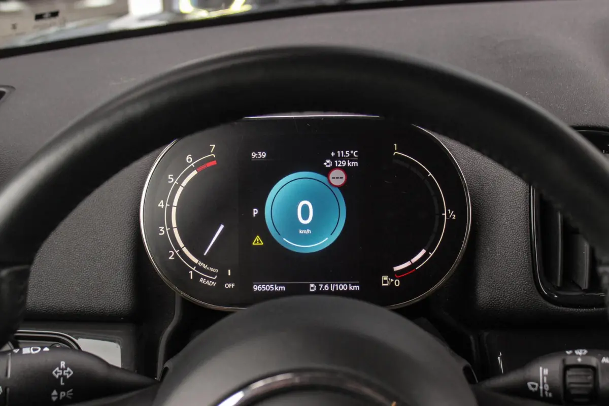 1.5 Cooper Essential | 1e eigenaar | NL auto | Driving Assistant | Camera | Sportstuur | Keyless entry | Stoelverwarming | LED | Carplay | DAB | Navigatie | PDC