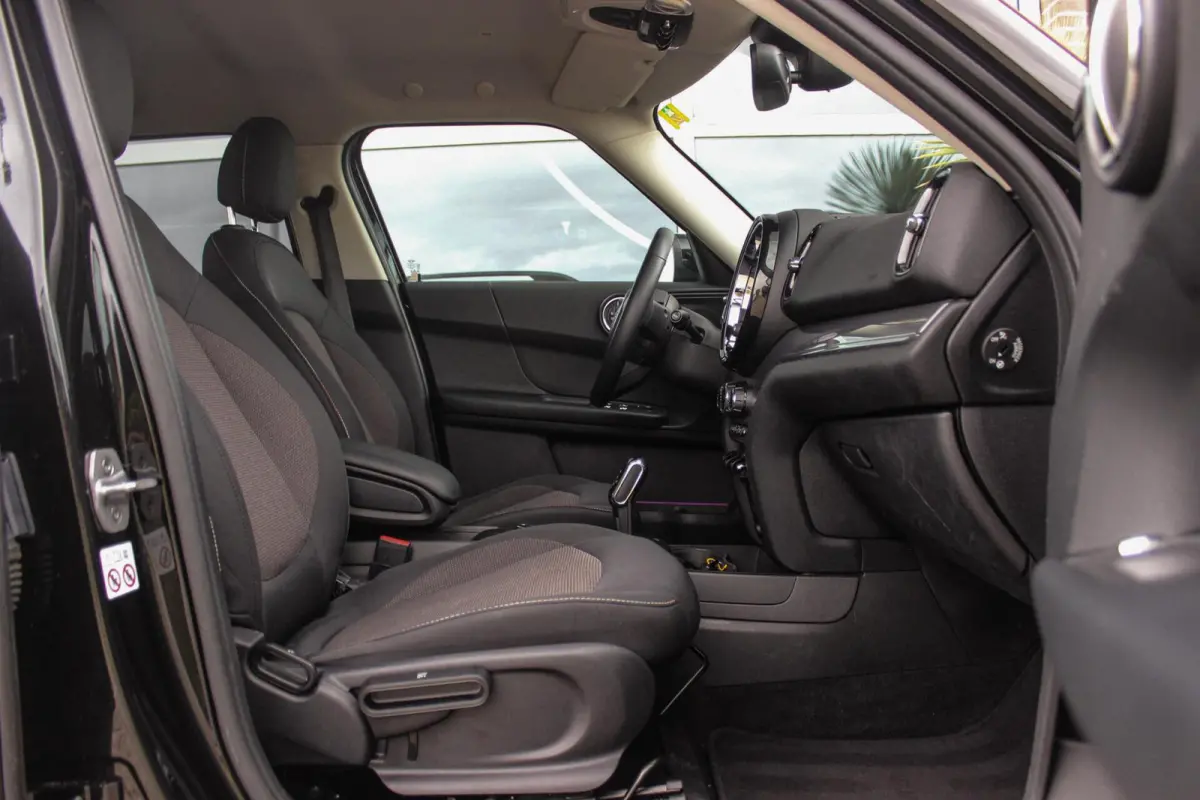 1.5 Cooper Essential | 1e eigenaar | NL auto | Driving Assistant | Camera | Sportstuur | Keyless entry | Stoelverwarming | LED | Carplay | DAB | Navigatie | PDC