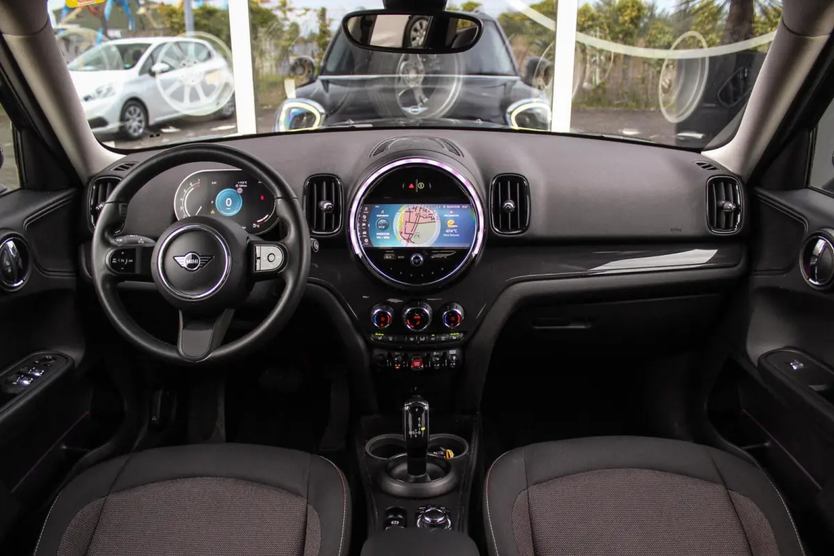 1.5 Cooper Essential | 1e eigenaar | NL auto | Driving Assistant | Camera | Sportstuur | Keyless entry | Stoelverwarming | LED | Carplay | DAB | Navigatie | PDC