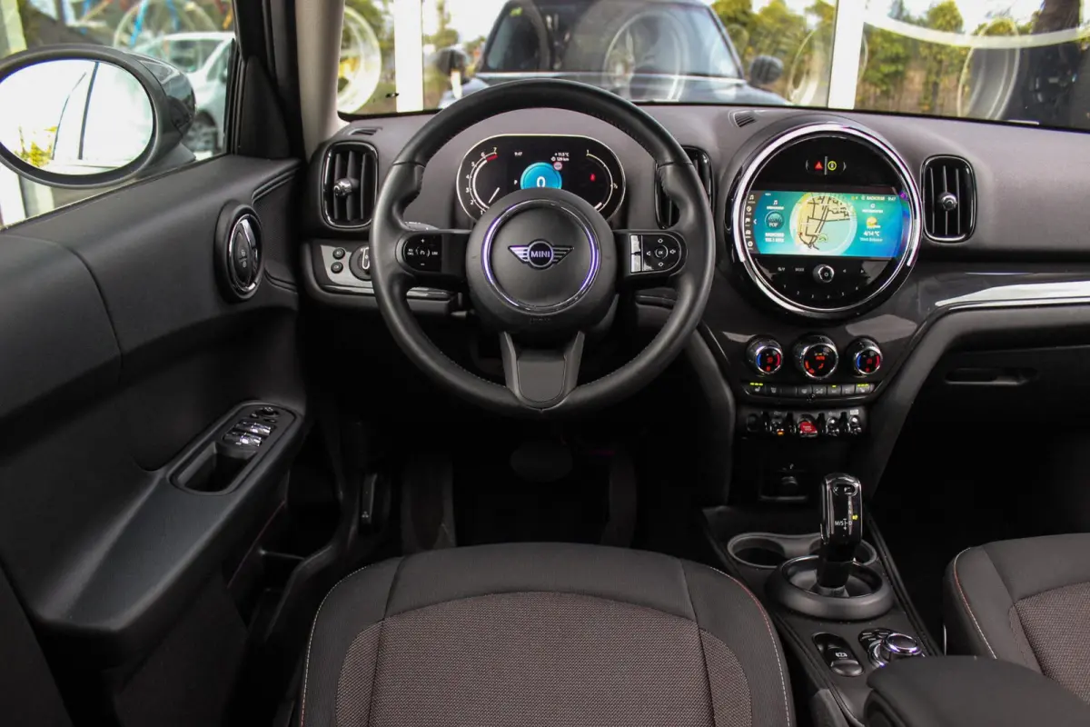 1.5 Cooper Essential | 1e eigenaar | NL auto | Driving Assistant | Camera | Sportstuur | Keyless entry | Stoelverwarming | LED | Carplay | DAB | Navigatie | PDC